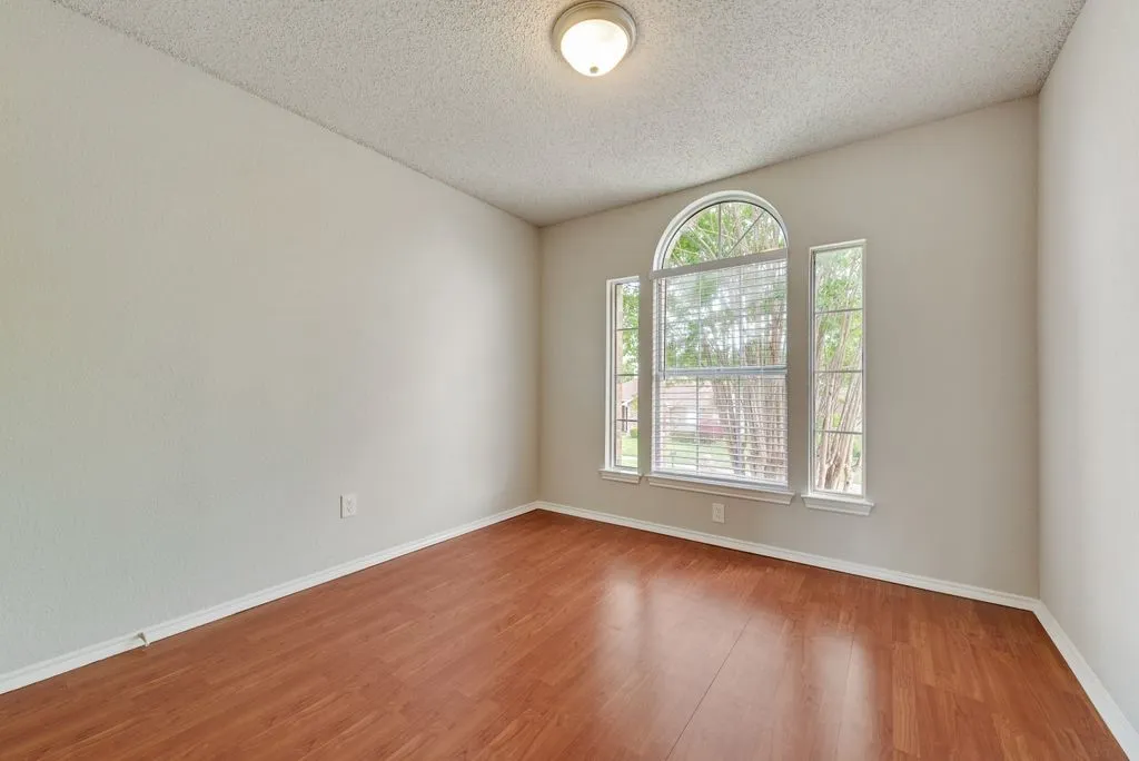 Single Family Residence For Sale in Dallas County , 2001 Village Creek Drive, Garland, Texas 75040, 3 Bedroom, 3 Bathroom, 2 Garage spaces, 1,934 Sqft, built in 1987, mls#21404705, Real Estate Agent in Garland, Homes For Sale in Dallas county, Homes For Sale in Garland, Realtor in Garland Texas, Real Estate Brokerage Independent Realty Texas, Luminita Cordes Realtor