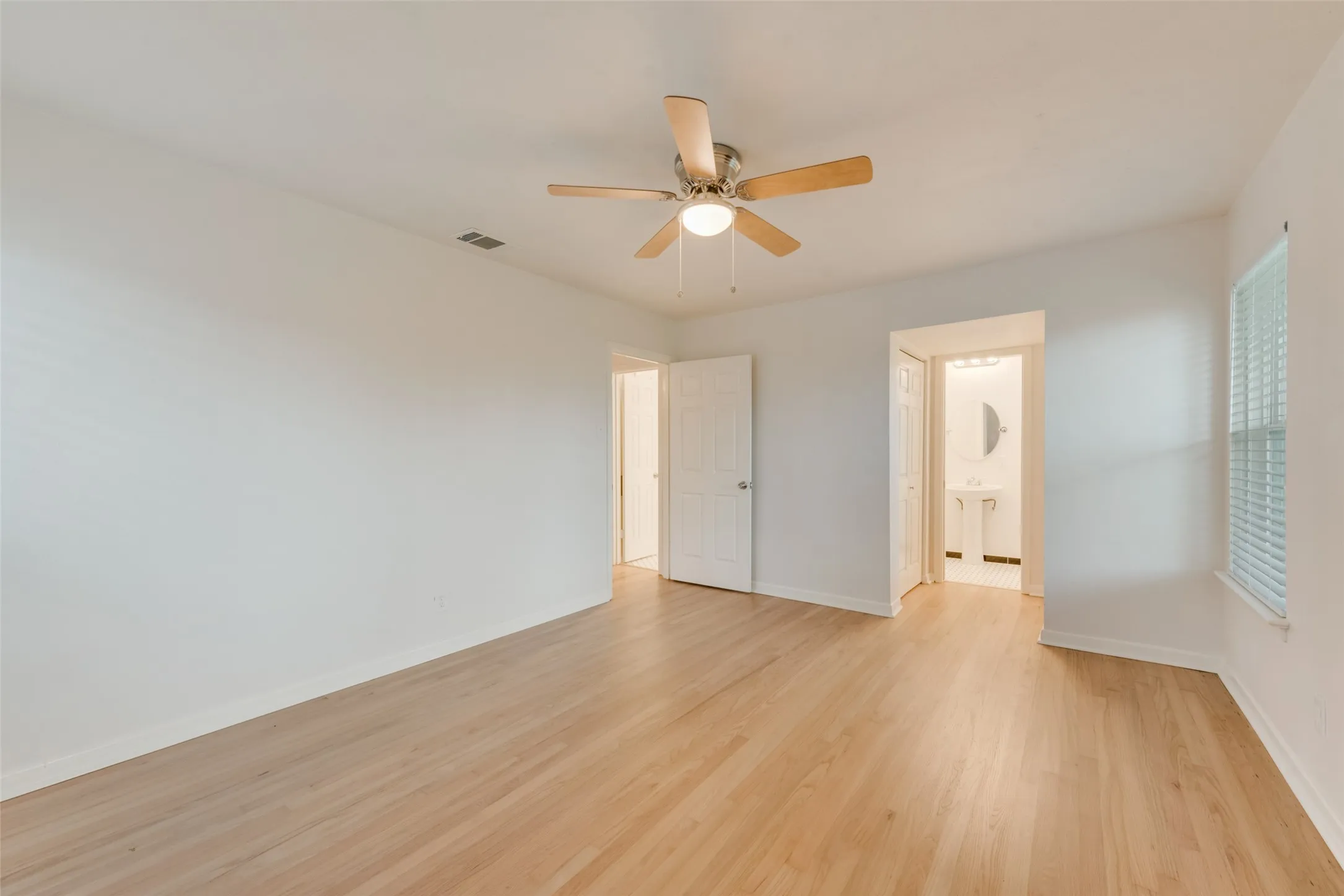 Single Family Residence For Sale in Dallas County , 2643 San Medina Avenue, Dallas, Texas 75228, 3 Bedroom, 2 Bathroom, 2 Garage spaces, 1,528 Sqft, built in 1956, mls#21404764, Real Estate Agent in Dallas, Homes For Sale in Dallas county, Homes For Sale in Dallas, Realtor in Dallas Texas, Real Estate Brokerage Independent Realty Texas, Luminita Cordes Realtor