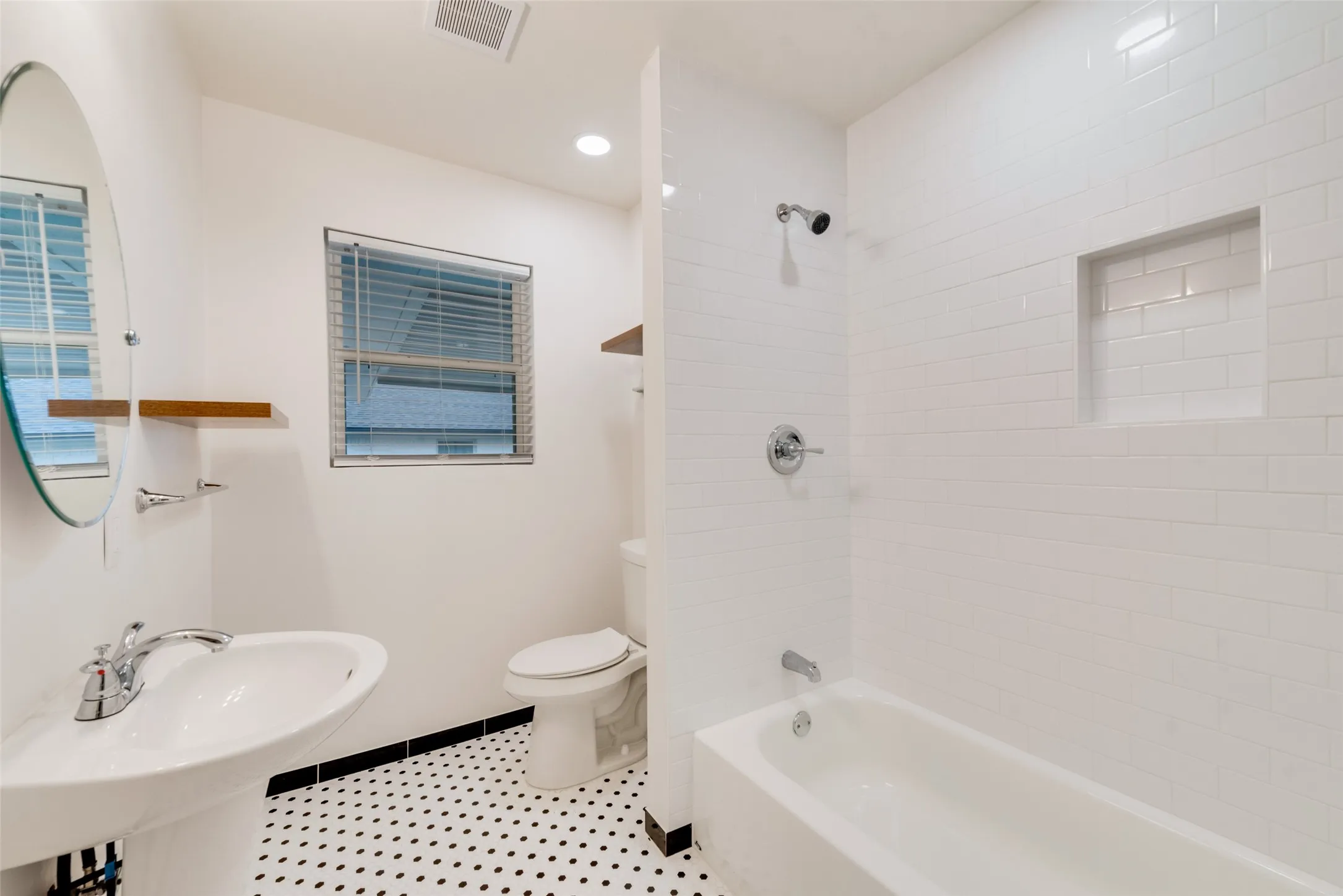 Single Family Residence For Sale in Dallas County , 2643 San Medina Avenue, Dallas, Texas 75228, 3 Bedroom, 2 Bathroom, 2 Garage spaces, 1,528 Sqft, built in 1956, mls#21404764, Real Estate Agent in Dallas, Homes For Sale in Dallas county, Homes For Sale in Dallas, Realtor in Dallas Texas, Real Estate Brokerage Independent Realty Texas, Luminita Cordes Realtor