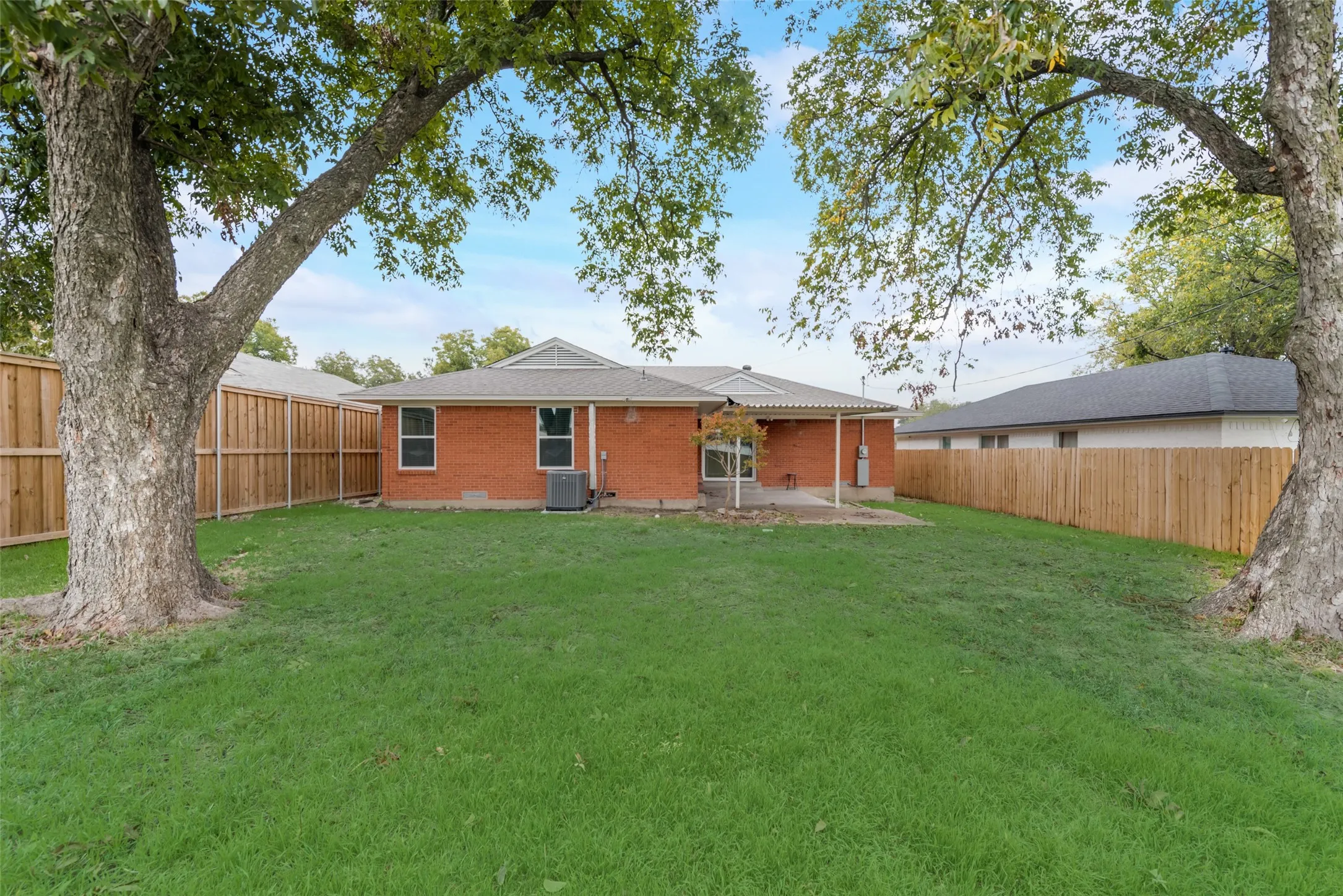 Single Family Residence For Sale in Dallas County , 2643 San Medina Avenue, Dallas, Texas 75228, 3 Bedroom, 2 Bathroom, 2 Garage spaces, 1,528 Sqft, built in 1956, mls#21404764, Real Estate Agent in Dallas, Homes For Sale in Dallas county, Homes For Sale in Dallas, Realtor in Dallas Texas, Real Estate Brokerage Independent Realty Texas, Luminita Cordes Realtor