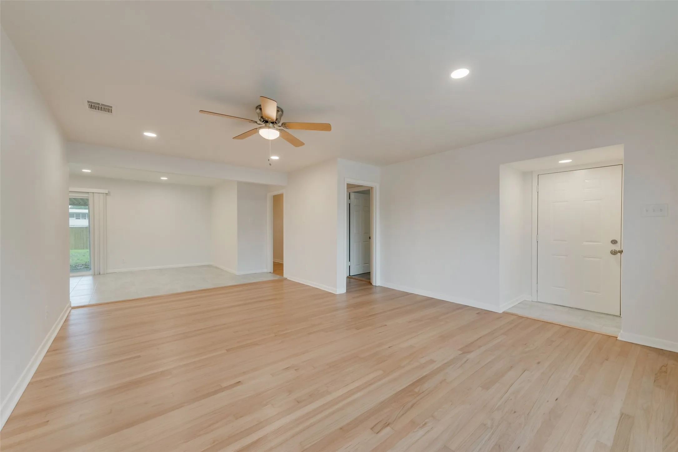 Single Family Residence For Sale in Dallas County , 2643 San Medina Avenue, Dallas, Texas 75228, 3 Bedroom, 2 Bathroom, 2 Garage spaces, 1,528 Sqft, built in 1956, mls#21404764, Real Estate Agent in Dallas, Homes For Sale in Dallas county, Homes For Sale in Dallas, Realtor in Dallas Texas, Real Estate Brokerage Independent Realty Texas, Luminita Cordes Realtor