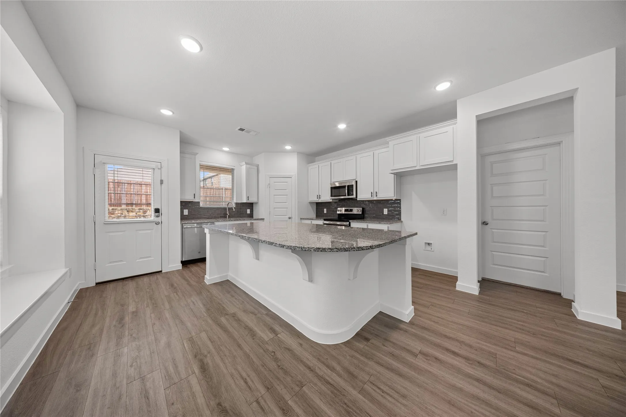 Single Family Residence For Sale in Kaufman County , 3955 Chesapeake Lane, Heartland, Texas 75126, 5 Bedroom, 3 Bathroom, 2 Garage spaces, 2,579 Sqft, built in 2019, mls#21404367, Real Estate Agent in Heartland, Homes For Sale in Kaufman county, Homes For Sale in Heartland, Realtor in Heartland Texas, Real Estate Brokerage Independent Realty Texas, Luminita Cordes Realtor