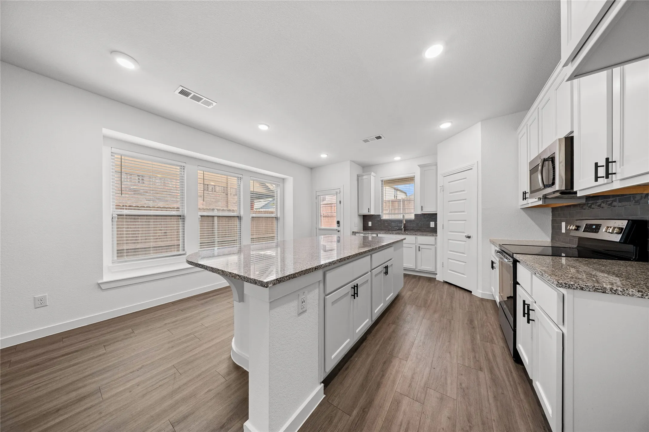 Single Family Residence For Sale in Kaufman County , 3955 Chesapeake Lane, Heartland, Texas 75126, 5 Bedroom, 3 Bathroom, 2 Garage spaces, 2,579 Sqft, built in 2019, mls#21404367, Real Estate Agent in Heartland, Homes For Sale in Kaufman county, Homes For Sale in Heartland, Realtor in Heartland Texas, Real Estate Brokerage Independent Realty Texas, Luminita Cordes Realtor