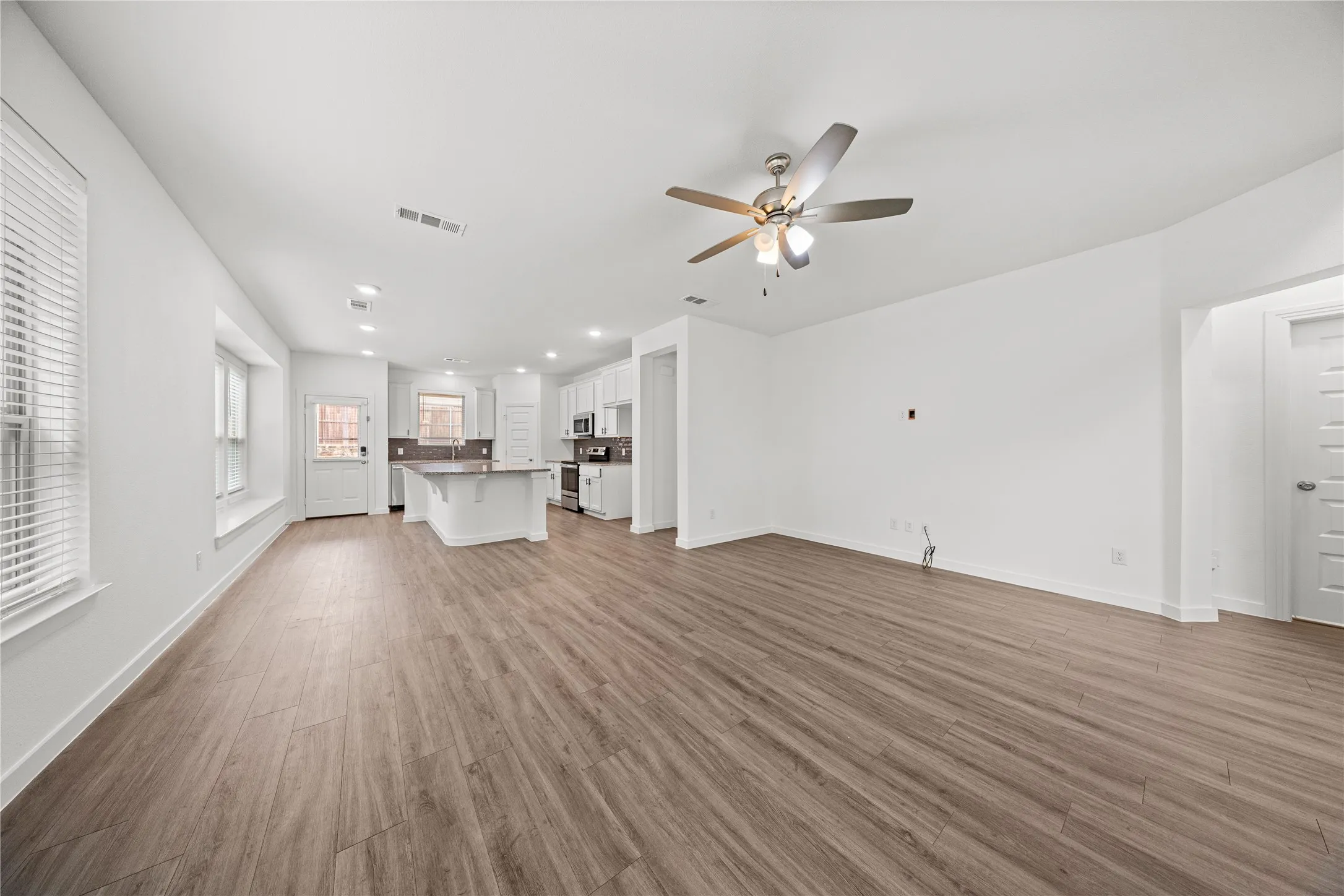 Single Family Residence For Sale in Kaufman County , 3955 Chesapeake Lane, Heartland, Texas 75126, 5 Bedroom, 3 Bathroom, 2 Garage spaces, 2,579 Sqft, built in 2019, mls#21404367, Real Estate Agent in Heartland, Homes For Sale in Kaufman county, Homes For Sale in Heartland, Realtor in Heartland Texas, Real Estate Brokerage Independent Realty Texas, Luminita Cordes Realtor