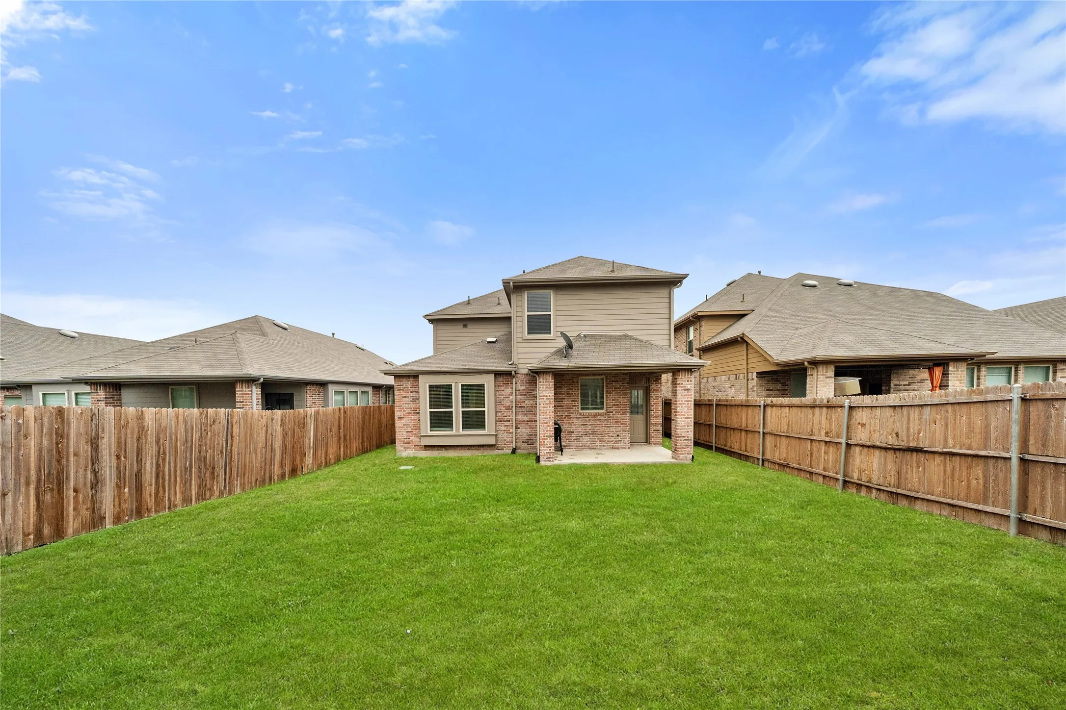Single Family Residence For Sale in Kaufman County , 3955 Chesapeake Lane, Heartland, Texas 75126, 5 Bedroom, 3 Bathroom, 2 Garage spaces, 2,579 Sqft, built in 2019, mls#21404367, Real Estate Agent in Heartland, Homes For Sale in Kaufman county, Homes For Sale in Heartland, Realtor in Heartland Texas, Real Estate Brokerage Independent Realty Texas, Luminita Cordes Realtor