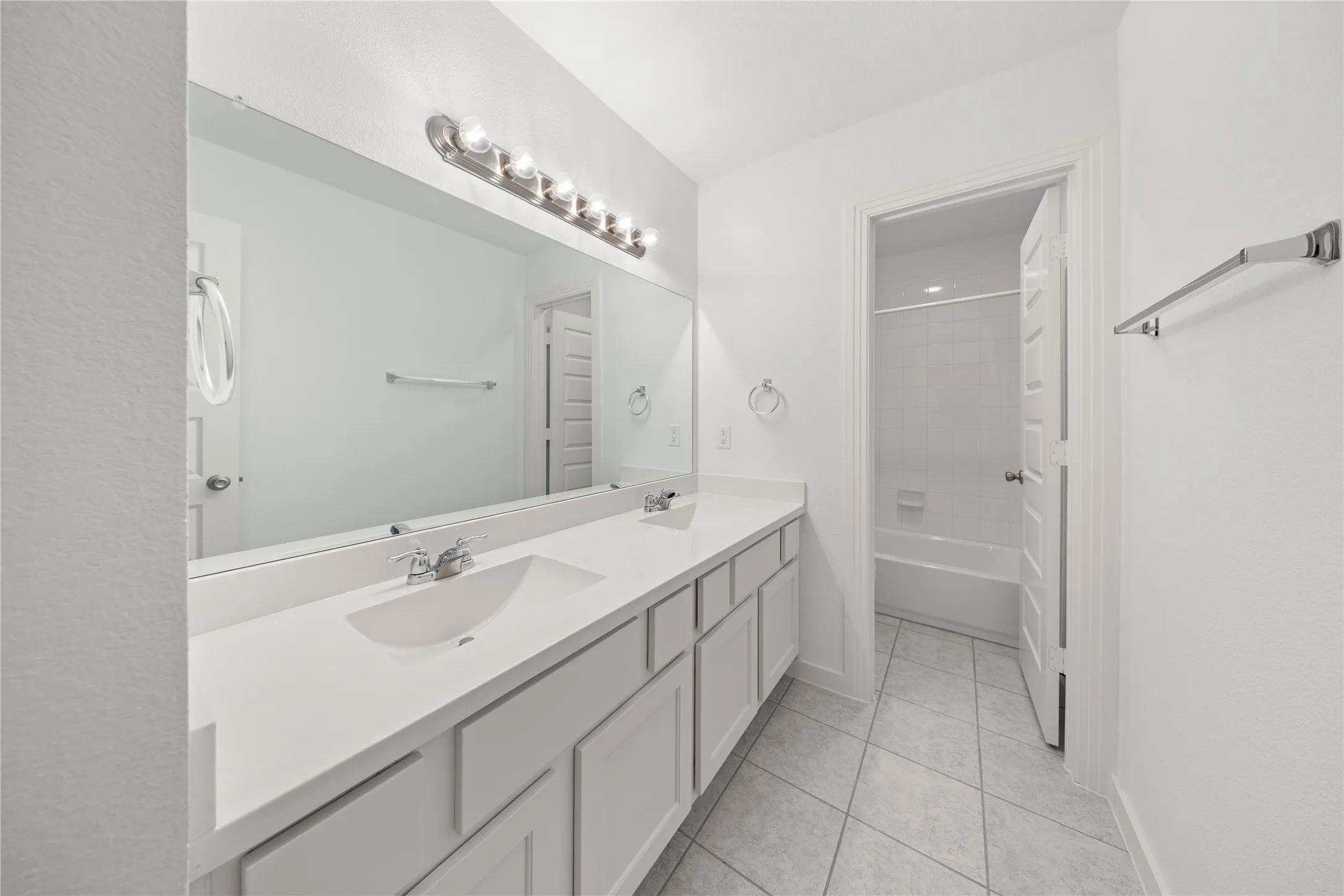 Single Family Residence For Sale in Kaufman County , 3955 Chesapeake Lane, Heartland, Texas 75126, 5 Bedroom, 3 Bathroom, 2 Garage spaces, 2,579 Sqft, built in 2019, mls#21404367, Real Estate Agent in Heartland, Homes For Sale in Kaufman county, Homes For Sale in Heartland, Realtor in Heartland Texas, Real Estate Brokerage Independent Realty Texas, Luminita Cordes Realtor