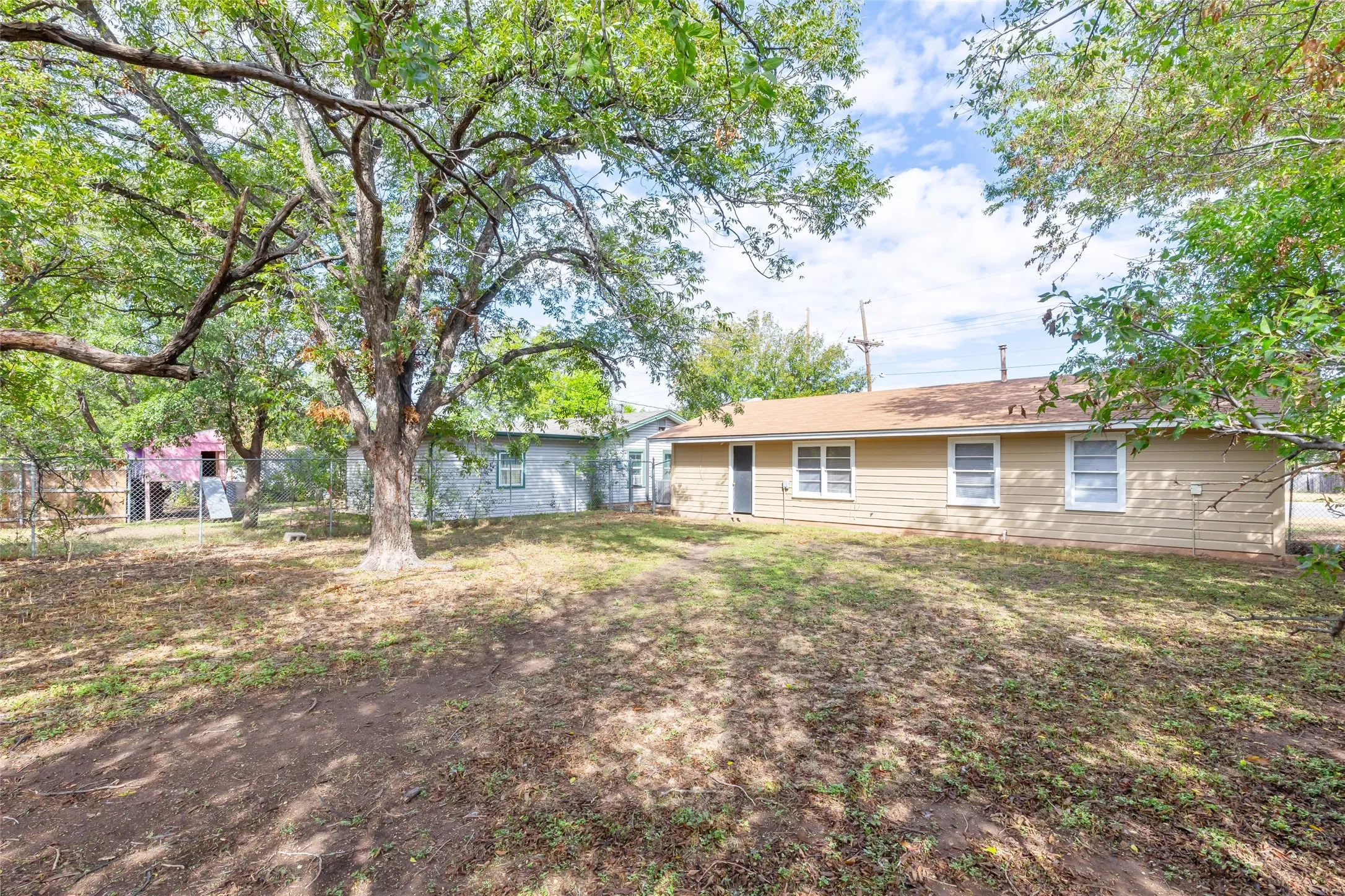Single Family Residence For Rent in Taylor County , 2809 S 27th Street, Abilene, Texas 79605, 3 Bedroom, 1 Bathroom, 1 Garage spaces, 864 Sqft, built in 1959, mls#21402117, Real Estate Agent in Abilene, Homes For Rent in Taylor county, Homes For Rent in Abilene, Realtor in Abilene Texas, Real Estate Brokerage Independent Realty Texas, Luminita Cordes Realtor