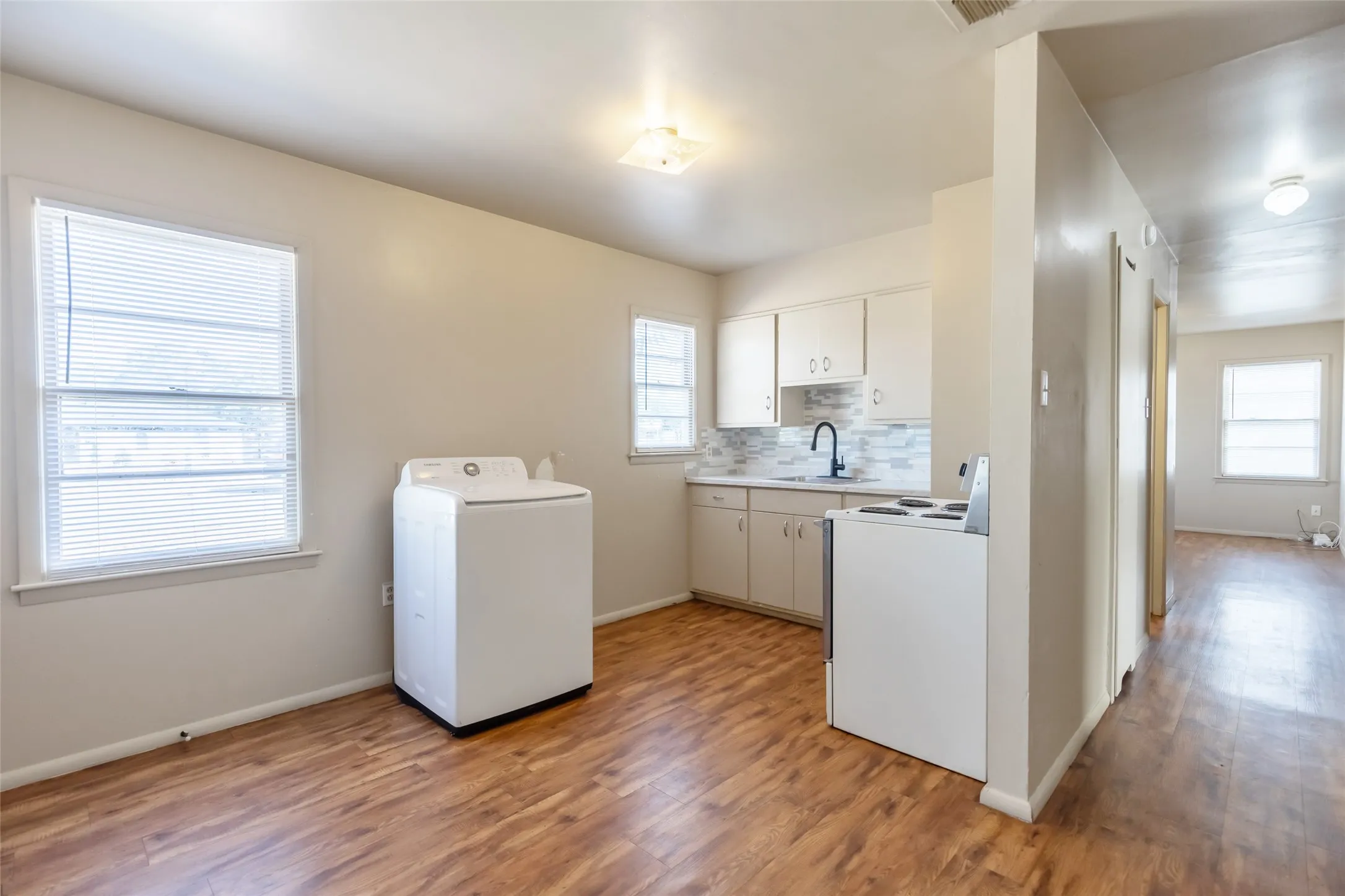 Single Family Residence For Rent in Taylor County , 2809 S 27th Street, Abilene, Texas 79605, 3 Bedroom, 1 Bathroom, 1 Garage spaces, 864 Sqft, built in 1959, mls#21402117, Real Estate Agent in Abilene, Homes For Rent in Taylor county, Homes For Rent in Abilene, Realtor in Abilene Texas, Real Estate Brokerage Independent Realty Texas, Luminita Cordes Realtor