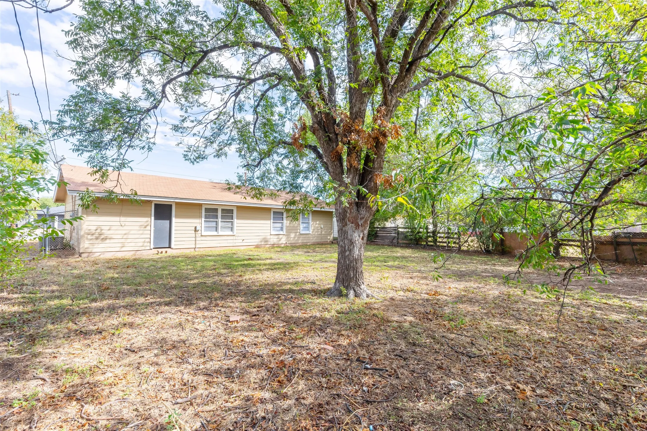 Single Family Residence For Rent in Taylor County , 2809 S 27th Street, Abilene, Texas 79605, 3 Bedroom, 1 Bathroom, 1 Garage spaces, 864 Sqft, built in 1959, mls#21402117, Real Estate Agent in Abilene, Homes For Rent in Taylor county, Homes For Rent in Abilene, Realtor in Abilene Texas, Real Estate Brokerage Independent Realty Texas, Luminita Cordes Realtor