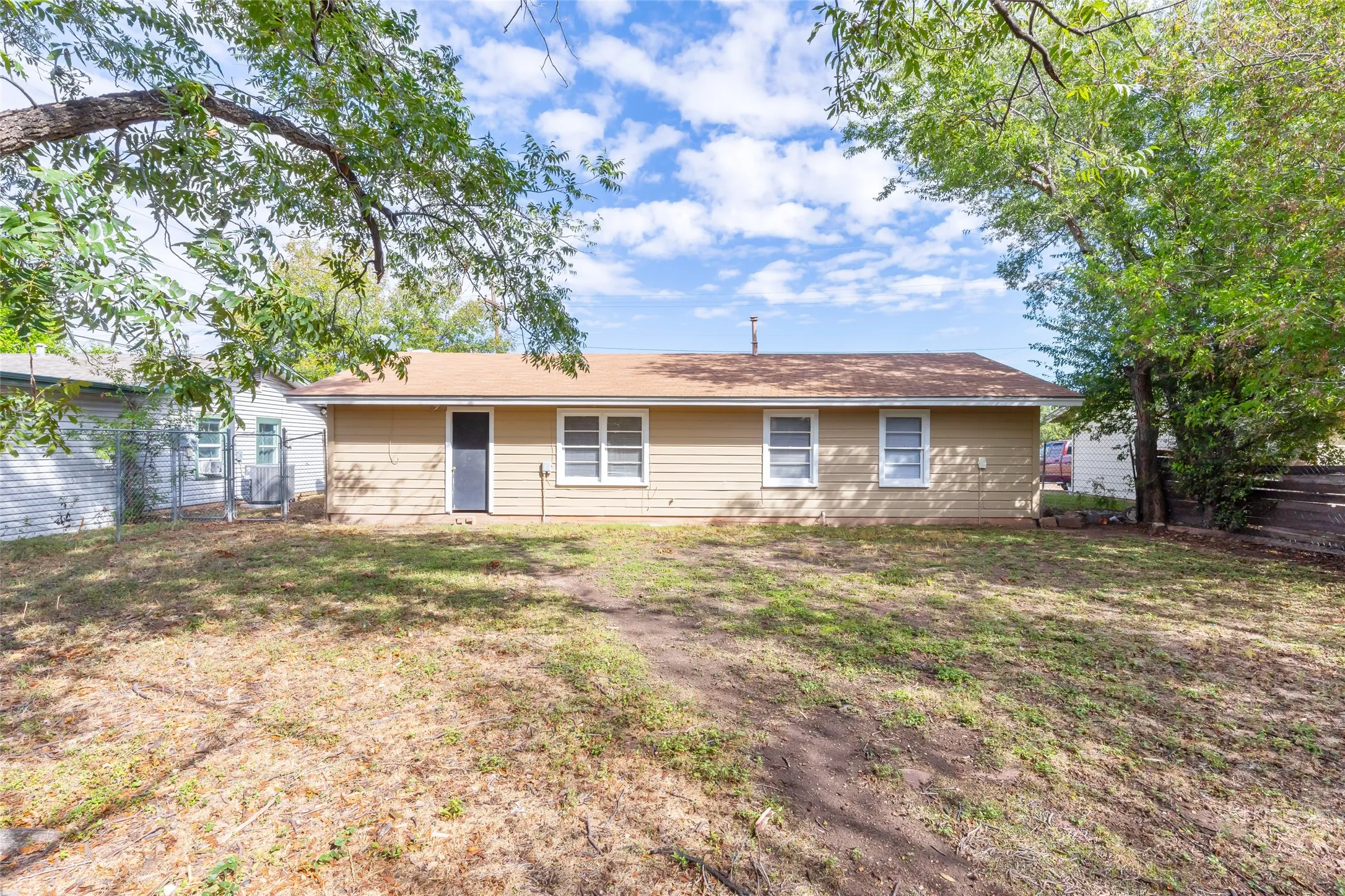 Single Family Residence For Rent in Taylor County , 2809 S 27th Street, Abilene, Texas 79605, 3 Bedroom, 1 Bathroom, 1 Garage spaces, 864 Sqft, built in 1959, mls#21402117, Real Estate Agent in Abilene, Homes For Rent in Taylor county, Homes For Rent in Abilene, Realtor in Abilene Texas, Real Estate Brokerage Independent Realty Texas, Luminita Cordes Realtor