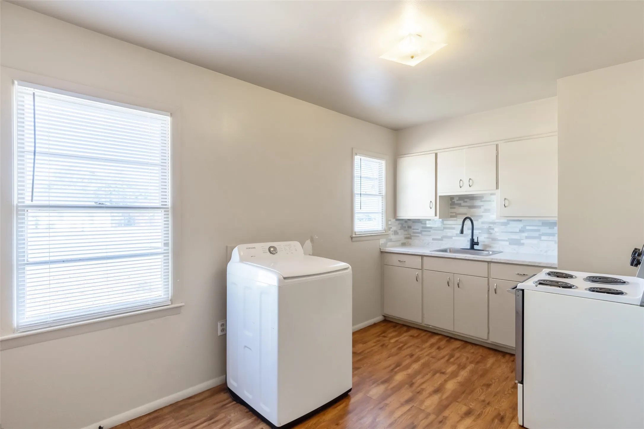 Single Family Residence For Rent in Taylor County , 2809 S 27th Street, Abilene, Texas 79605, 3 Bedroom, 1 Bathroom, 1 Garage spaces, 864 Sqft, built in 1959, mls#21402117, Real Estate Agent in Abilene, Homes For Rent in Taylor county, Homes For Rent in Abilene, Realtor in Abilene Texas, Real Estate Brokerage Independent Realty Texas, Luminita Cordes Realtor