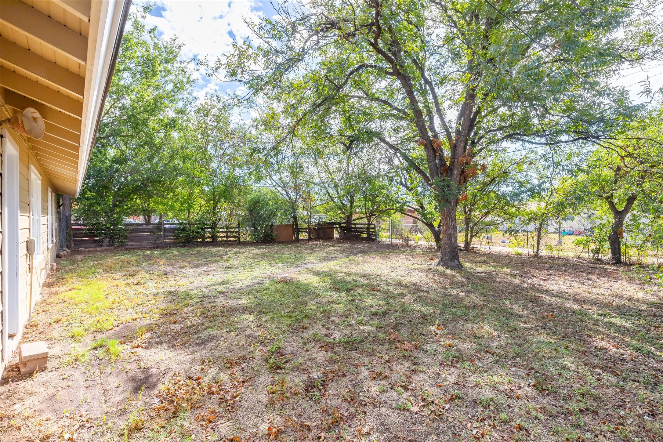 Single Family Residence For Rent in Taylor County , 2809 S 27th Street, Abilene, Texas 79605, 3 Bedroom, 1 Bathroom, 1 Garage spaces, 864 Sqft, built in 1959, mls#21402117, Real Estate Agent in Abilene, Homes For Rent in Taylor county, Homes For Rent in Abilene, Realtor in Abilene Texas, Real Estate Brokerage Independent Realty Texas, Luminita Cordes Realtor