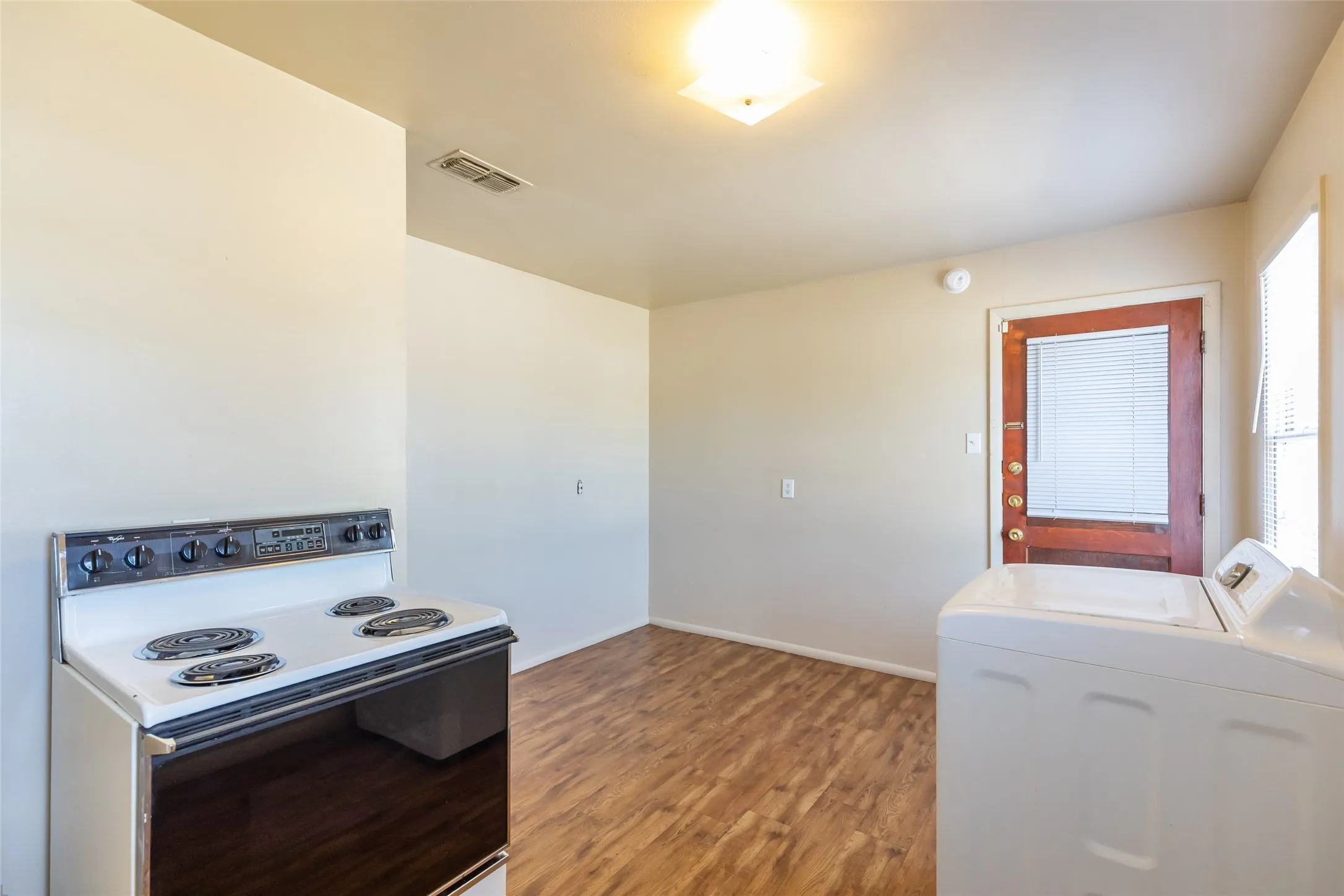 Single Family Residence For Rent in Taylor County , 2809 S 27th Street, Abilene, Texas 79605, 3 Bedroom, 1 Bathroom, 1 Garage spaces, 864 Sqft, built in 1959, mls#21402117, Real Estate Agent in Abilene, Homes For Rent in Taylor county, Homes For Rent in Abilene, Realtor in Abilene Texas, Real Estate Brokerage Independent Realty Texas, Luminita Cordes Realtor