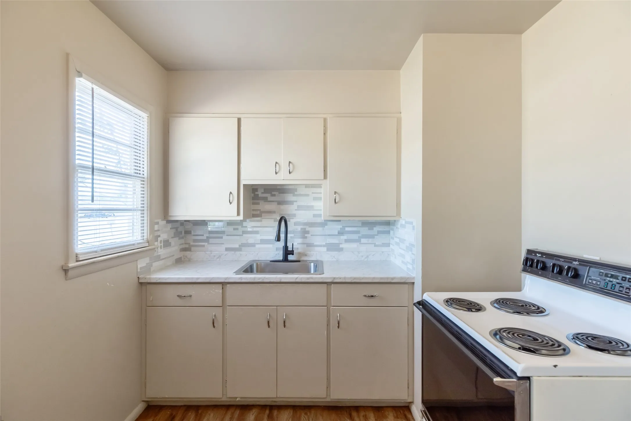 Single Family Residence For Rent in Taylor County , 2809 S 27th Street, Abilene, Texas 79605, 3 Bedroom, 1 Bathroom, 1 Garage spaces, 864 Sqft, built in 1959, mls#21402117, Real Estate Agent in Abilene, Homes For Rent in Taylor county, Homes For Rent in Abilene, Realtor in Abilene Texas, Real Estate Brokerage Independent Realty Texas, Luminita Cordes Realtor