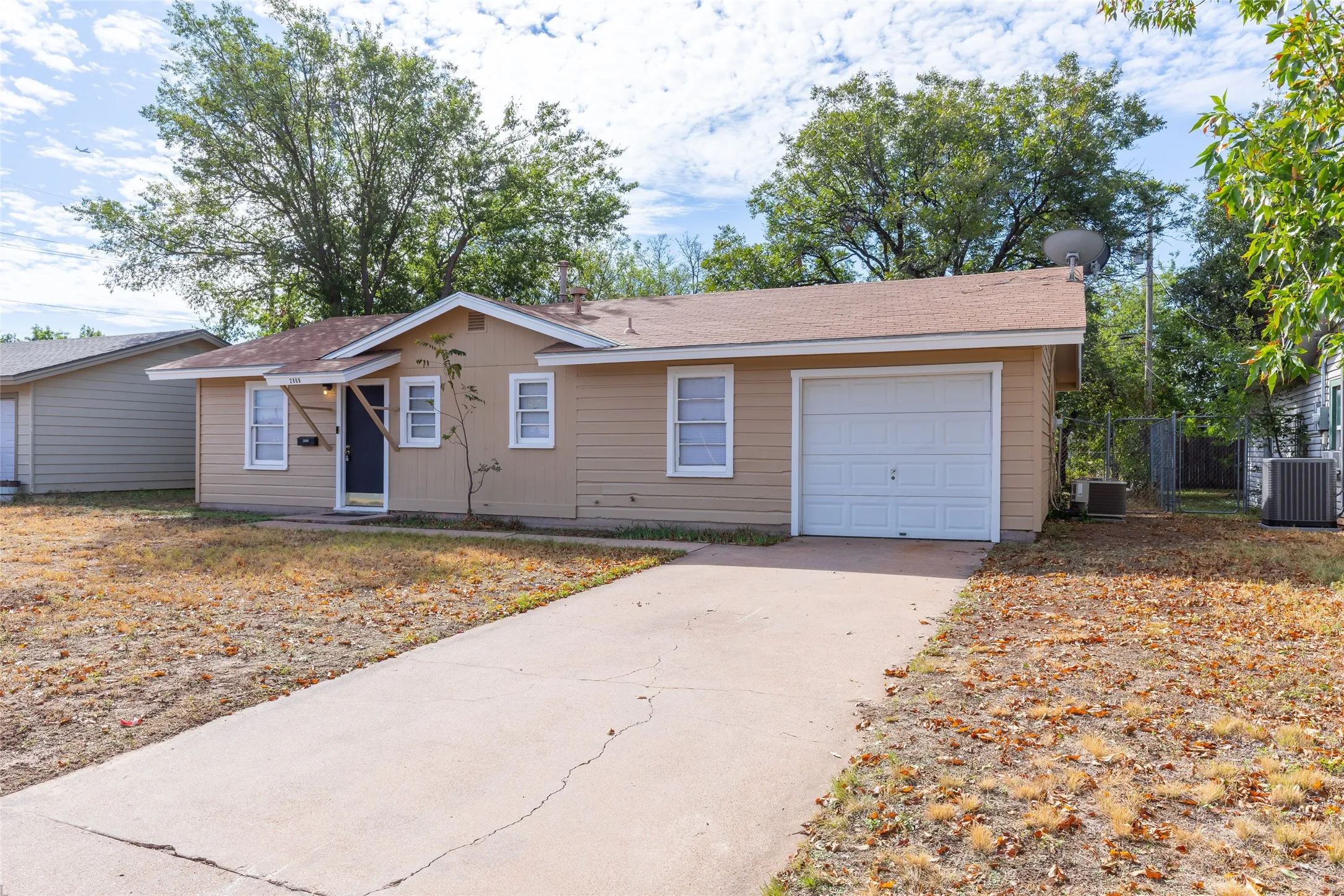 Single Family Residence For Rent in Taylor County , 2809 S 27th Street, Abilene, Texas 79605, 3 Bedroom, 1 Bathroom, 1 Garage spaces, 864 Sqft, built in 1959, mls#21402117, Real Estate Agent in Abilene, Homes For Rent in Taylor county, Homes For Rent in Abilene, Realtor in Abilene Texas, Real Estate Brokerage Independent Realty Texas, Luminita Cordes Realtor