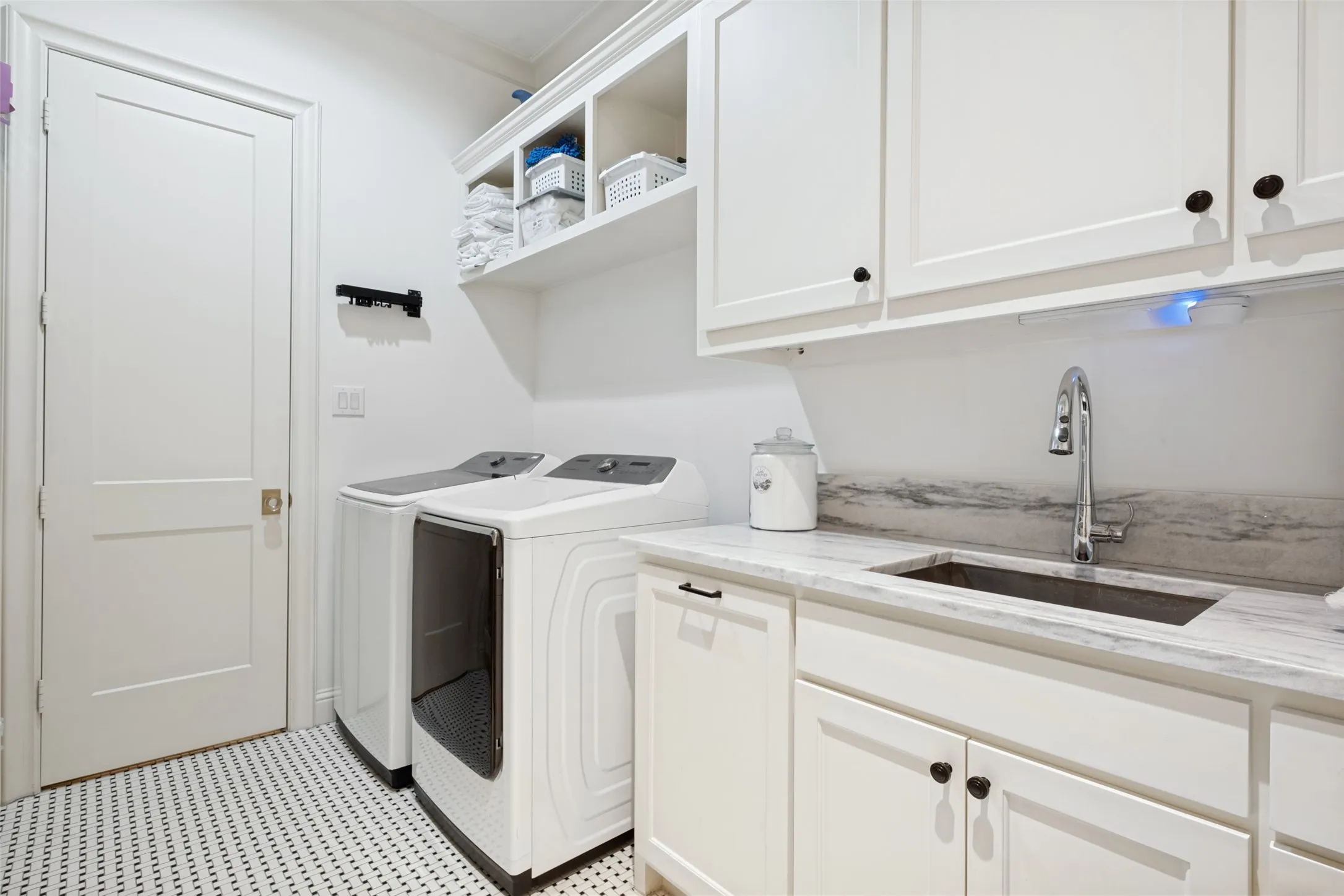 Single Family Residence For Sale in Dallas County , 4624 S Versailles Avenue, Highland Park, Texas 75209, 4 Bedroom, 4 Bathroom, 2 Garage spaces, 4,225 Sqft, built in 2019, mls#21399110, Real Estate Agent in Highland Park, Homes For Sale in Dallas county, Homes For Sale in Highland Park, Realtor in Highland Park Texas, Real Estate Brokerage Independent Realty Texas, Luminita Cordes Realtor