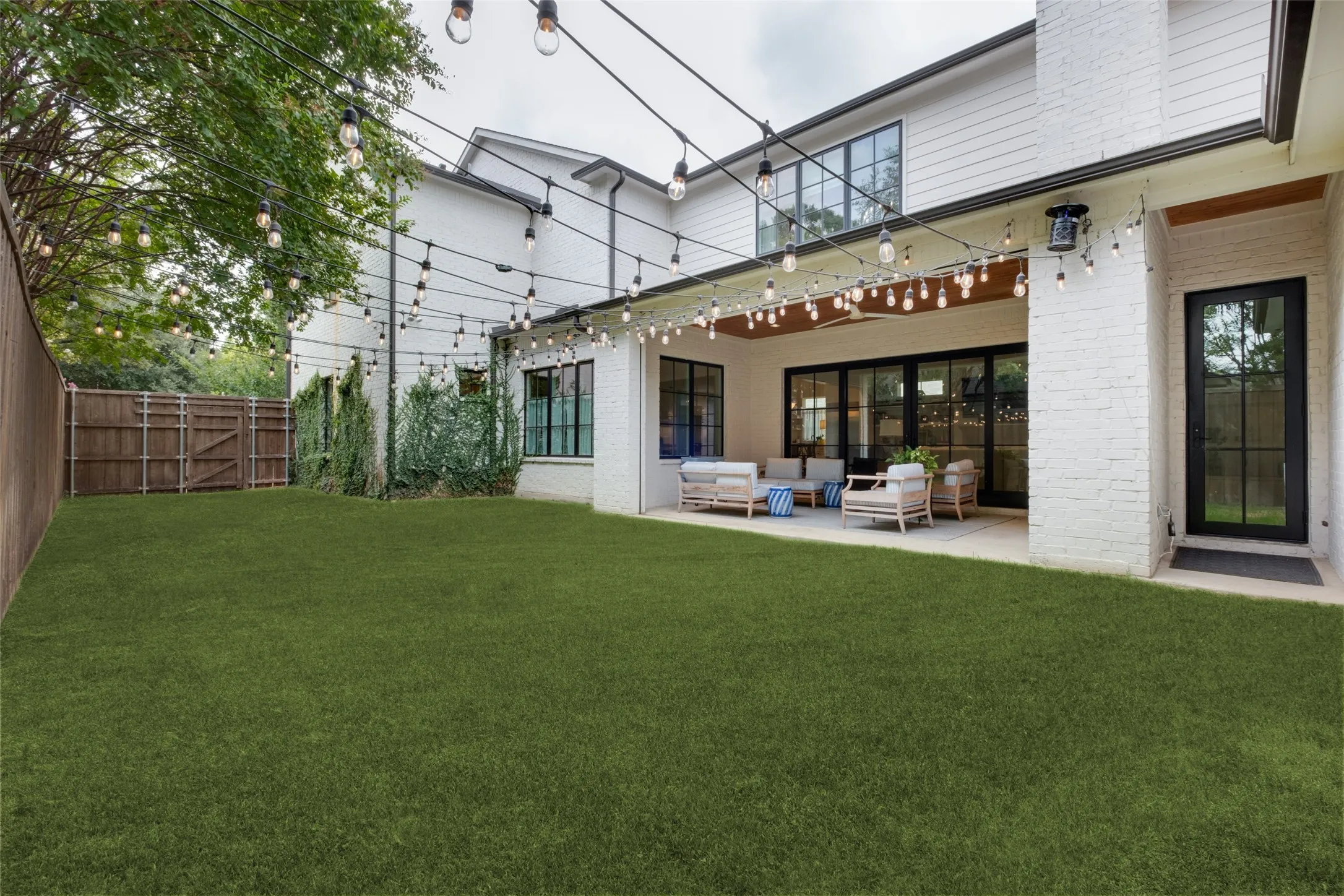 Single Family Residence For Sale in Dallas County , 4624 S Versailles Avenue, Highland Park, Texas 75209, 4 Bedroom, 4 Bathroom, 2 Garage spaces, 4,225 Sqft, built in 2019, mls#21399110, Real Estate Agent in Highland Park, Homes For Sale in Dallas county, Homes For Sale in Highland Park, Realtor in Highland Park Texas, Real Estate Brokerage Independent Realty Texas, Luminita Cordes Realtor