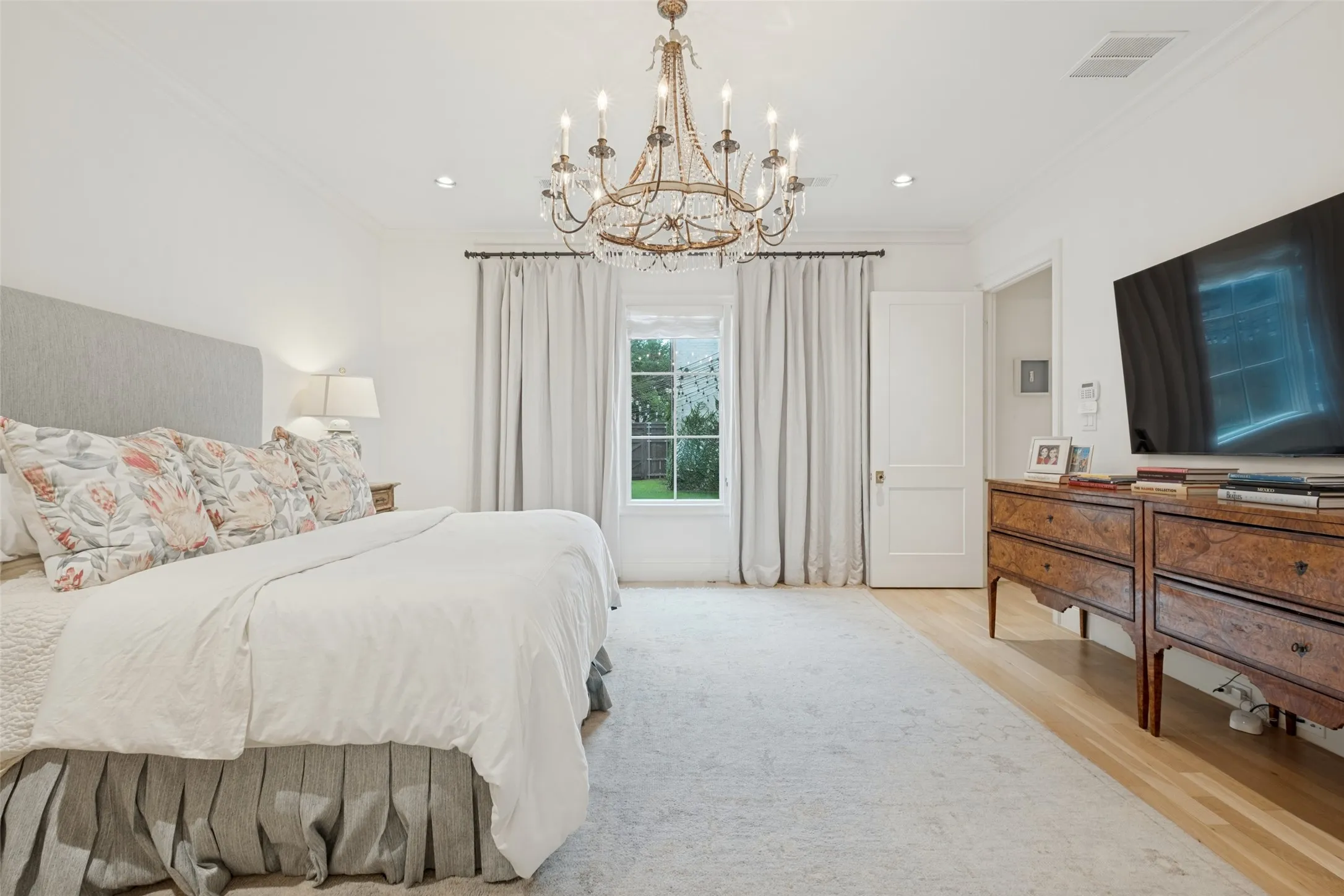 Single Family Residence For Sale in Dallas County , 4624 S Versailles Avenue, Highland Park, Texas 75209, 4 Bedroom, 4 Bathroom, 2 Garage spaces, 4,225 Sqft, built in 2019, mls#21399110, Real Estate Agent in Highland Park, Homes For Sale in Dallas county, Homes For Sale in Highland Park, Realtor in Highland Park Texas, Real Estate Brokerage Independent Realty Texas, Luminita Cordes Realtor