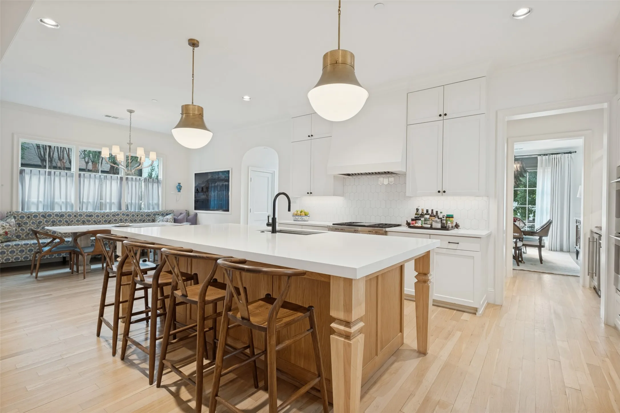 Single Family Residence For Sale in Dallas County , 4624 S Versailles Avenue, Highland Park, Texas 75209, 4 Bedroom, 4 Bathroom, 2 Garage spaces, 4,225 Sqft, built in 2019, mls#21399110, Real Estate Agent in Highland Park, Homes For Sale in Dallas county, Homes For Sale in Highland Park, Realtor in Highland Park Texas, Real Estate Brokerage Independent Realty Texas, Luminita Cordes Realtor