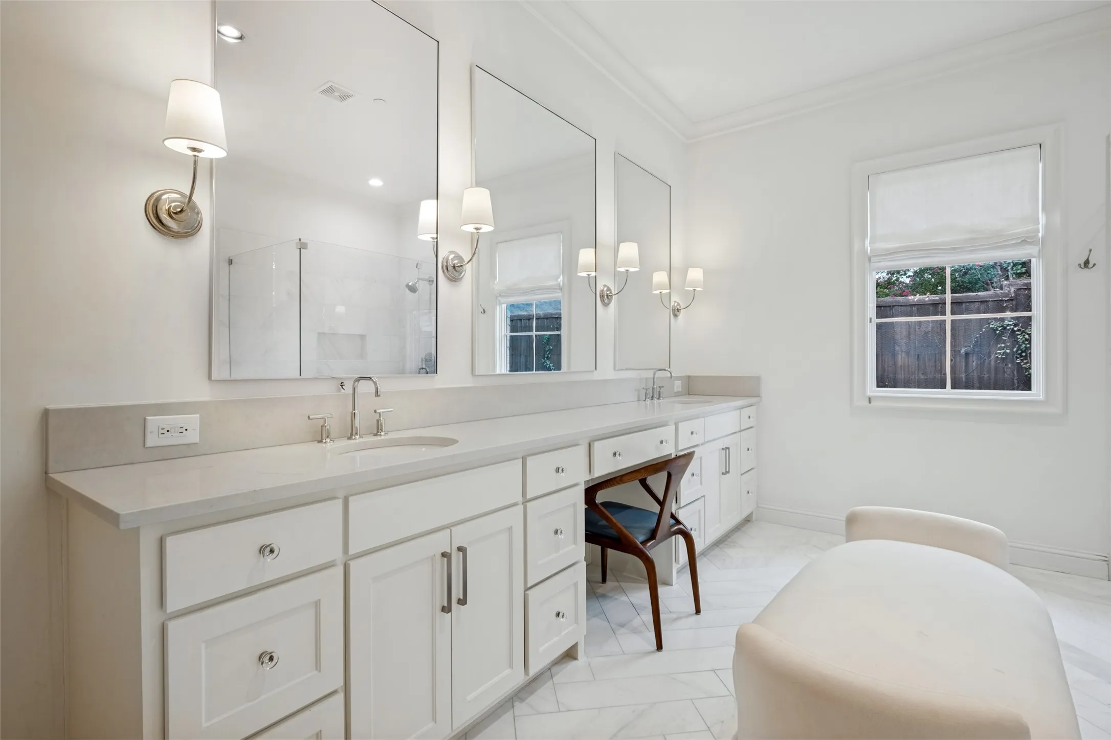 Single Family Residence For Sale in Dallas County , 4624 S Versailles Avenue, Highland Park, Texas 75209, 4 Bedroom, 4 Bathroom, 2 Garage spaces, 4,225 Sqft, built in 2019, mls#21399110, Real Estate Agent in Highland Park, Homes For Sale in Dallas county, Homes For Sale in Highland Park, Realtor in Highland Park Texas, Real Estate Brokerage Independent Realty Texas, Luminita Cordes Realtor
