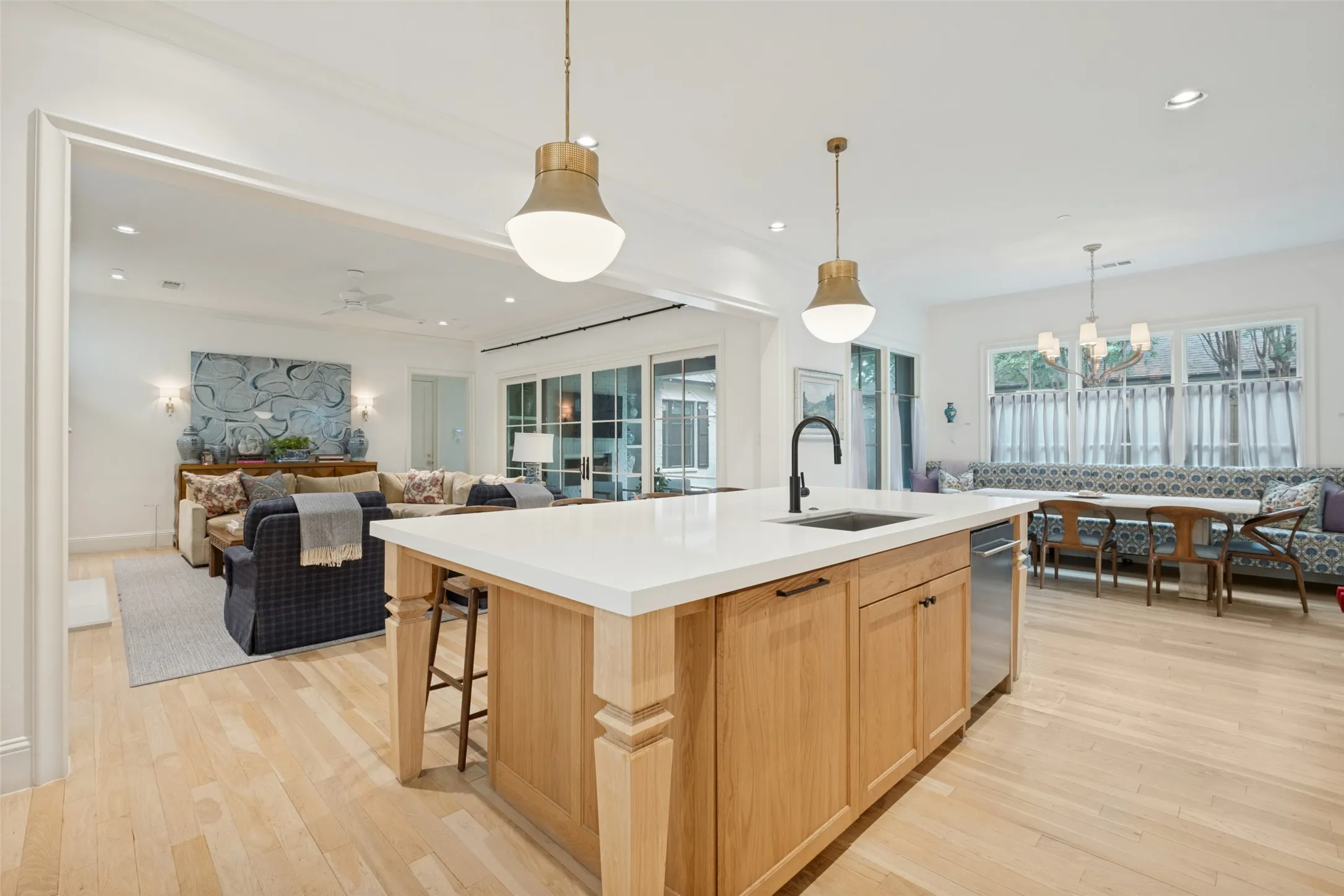 Single Family Residence For Sale in Dallas County , 4624 S Versailles Avenue, Highland Park, Texas 75209, 4 Bedroom, 4 Bathroom, 2 Garage spaces, 4,225 Sqft, built in 2019, mls#21399110, Real Estate Agent in Highland Park, Homes For Sale in Dallas county, Homes For Sale in Highland Park, Realtor in Highland Park Texas, Real Estate Brokerage Independent Realty Texas, Luminita Cordes Realtor