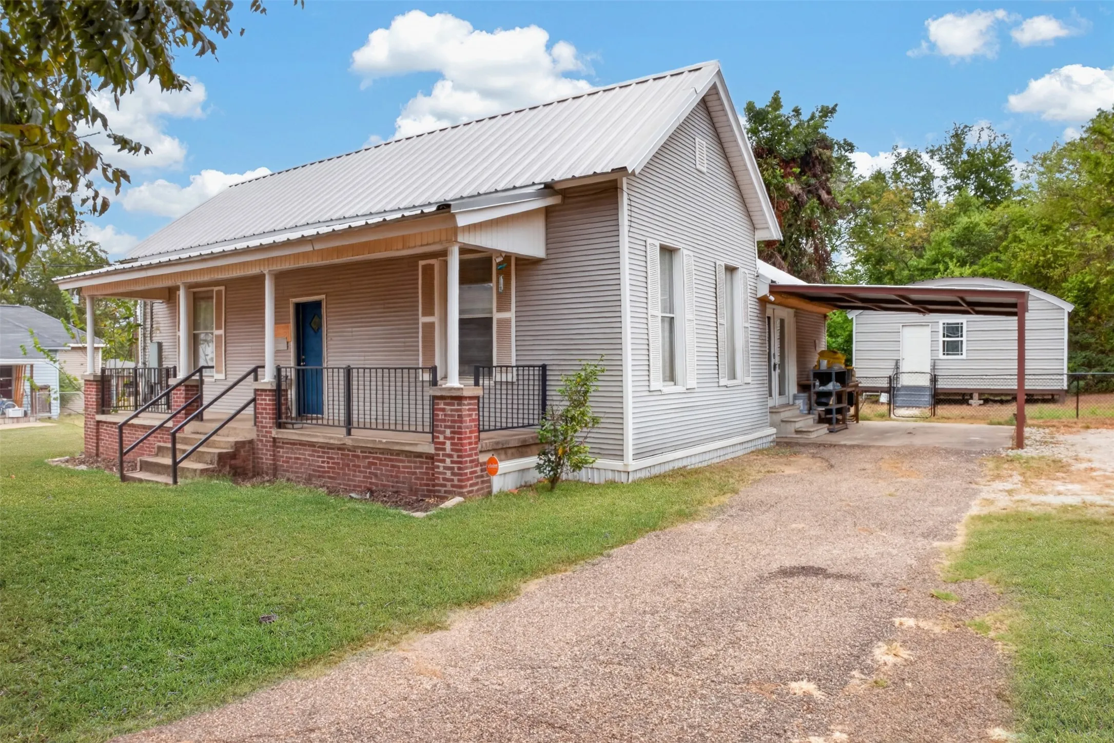 Single Family Residence For Sale in Harrison County , 102 Poplar Street, Marshall, Texas 75670, 3 Bedroom, 1 Bathroom, Garage spaces, 1,336 Sqft, built in 1900, mls#21404777, Real Estate Agent in Marshall, Homes For Sale in Harrison county, Homes For Sale in Marshall, Realtor in Marshall Texas, Real Estate Brokerage Independent Realty Texas, Luminita Cordes Realtor
