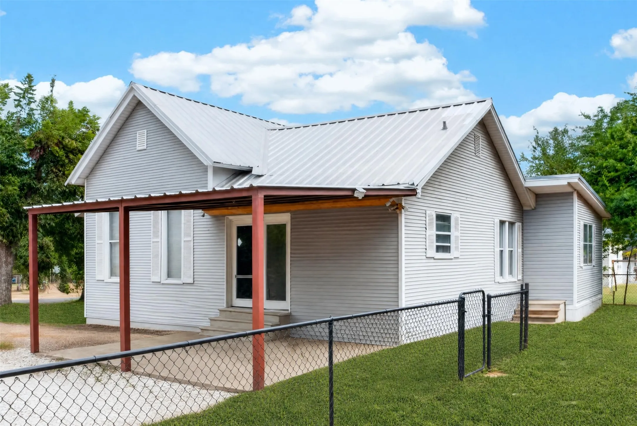 Single Family Residence For Sale in Harrison County , 102 Poplar Street, Marshall, Texas 75670, 3 Bedroom, 1 Bathroom, Garage spaces, 1,336 Sqft, built in 1900, mls#21404777, Real Estate Agent in Marshall, Homes For Sale in Harrison county, Homes For Sale in Marshall, Realtor in Marshall Texas, Real Estate Brokerage Independent Realty Texas, Luminita Cordes Realtor
