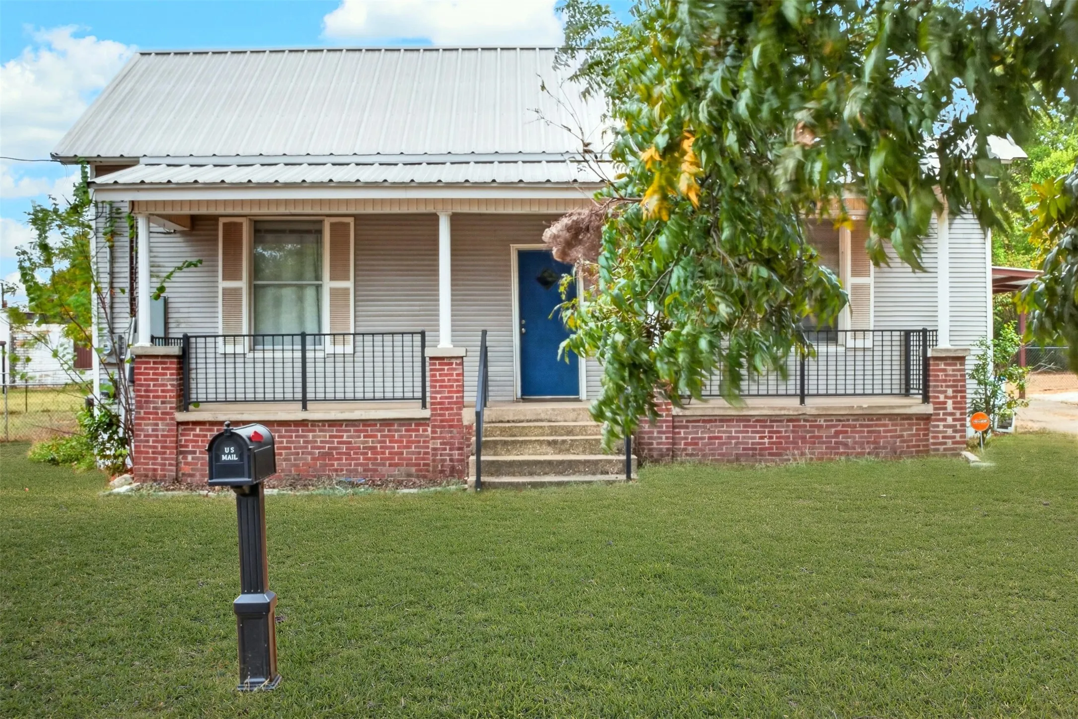 Single Family Residence For Sale in Harrison County , 102 Poplar Street, Marshall, Texas 75670, 3 Bedroom, 1 Bathroom, Garage spaces, 1,336 Sqft, built in 1900, mls#21404777, Real Estate Agent in Marshall, Homes For Sale in Harrison county, Homes For Sale in Marshall, Realtor in Marshall Texas, Real Estate Brokerage Independent Realty Texas, Luminita Cordes Realtor