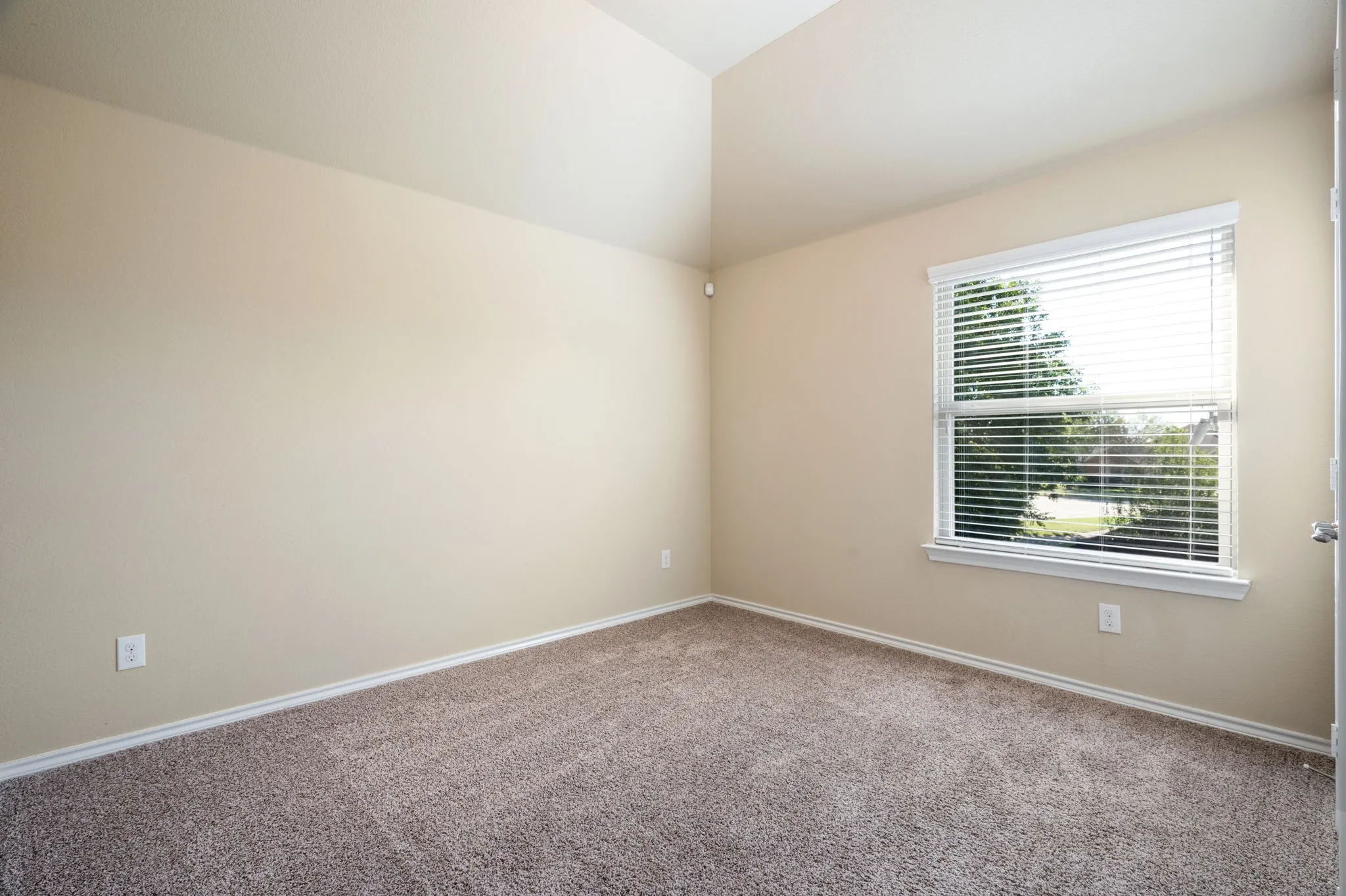 Single Family Residence For Sale in Dallas County , 1300 Bellingham Circle, Glenn Heights, Texas 75154, 5 Bedroom, 5 Bathroom, 2 Garage spaces, 3,156 Sqft, built in 2016, mls#21404666, Real Estate Agent in Glenn Heights, Homes For Sale in Dallas county, Homes For Sale in Glenn Heights, Realtor in Glenn Heights Texas, Real Estate Brokerage Independent Realty Texas, Luminita Cordes Realtor