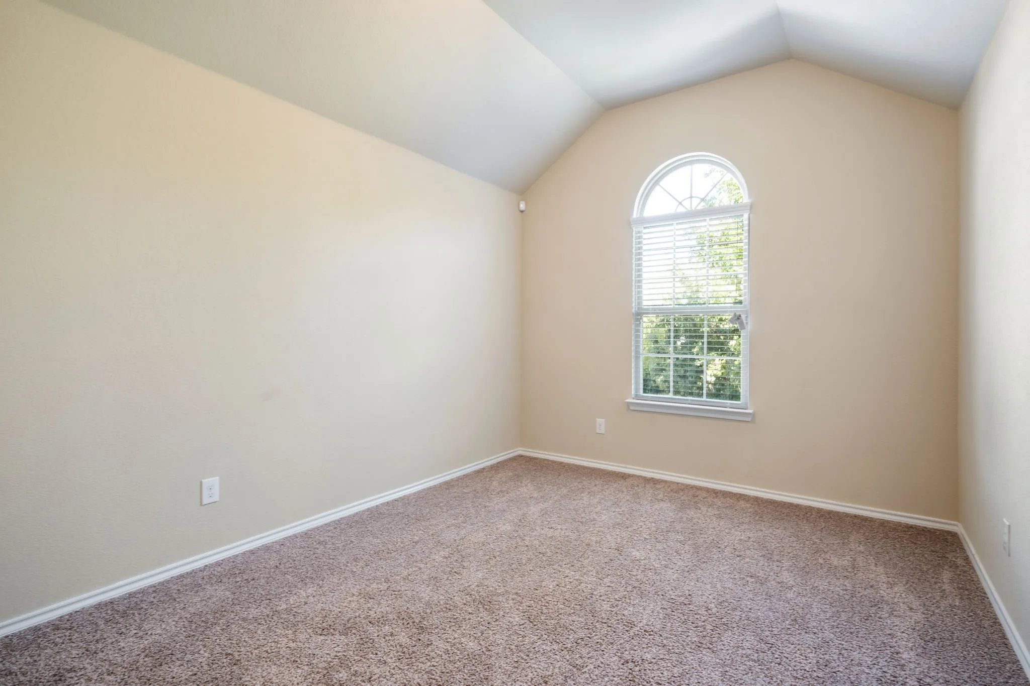 Single Family Residence For Sale in Dallas County , 1300 Bellingham Circle, Glenn Heights, Texas 75154, 5 Bedroom, 5 Bathroom, 2 Garage spaces, 3,156 Sqft, built in 2016, mls#21404666, Real Estate Agent in Glenn Heights, Homes For Sale in Dallas county, Homes For Sale in Glenn Heights, Realtor in Glenn Heights Texas, Real Estate Brokerage Independent Realty Texas, Luminita Cordes Realtor