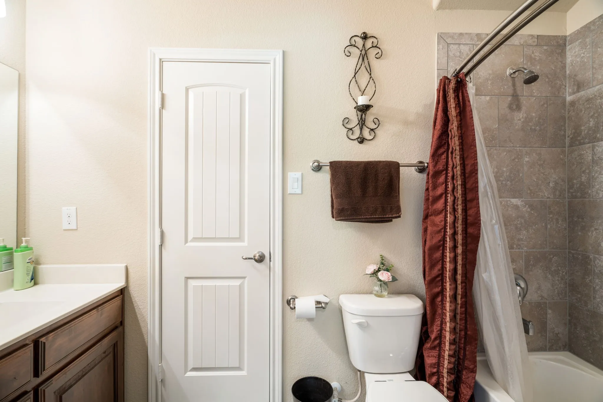 Single Family Residence For Sale in Dallas County , 1300 Bellingham Circle, Glenn Heights, Texas 75154, 5 Bedroom, 5 Bathroom, 2 Garage spaces, 3,156 Sqft, built in 2016, mls#21404666, Real Estate Agent in Glenn Heights, Homes For Sale in Dallas county, Homes For Sale in Glenn Heights, Realtor in Glenn Heights Texas, Real Estate Brokerage Independent Realty Texas, Luminita Cordes Realtor
