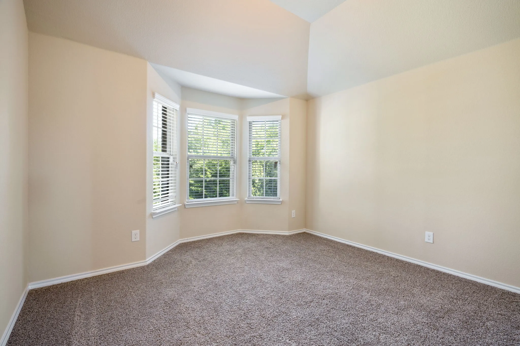 Single Family Residence For Sale in Dallas County , 1300 Bellingham Circle, Glenn Heights, Texas 75154, 5 Bedroom, 5 Bathroom, 2 Garage spaces, 3,156 Sqft, built in 2016, mls#21404666, Real Estate Agent in Glenn Heights, Homes For Sale in Dallas county, Homes For Sale in Glenn Heights, Realtor in Glenn Heights Texas, Real Estate Brokerage Independent Realty Texas, Luminita Cordes Realtor