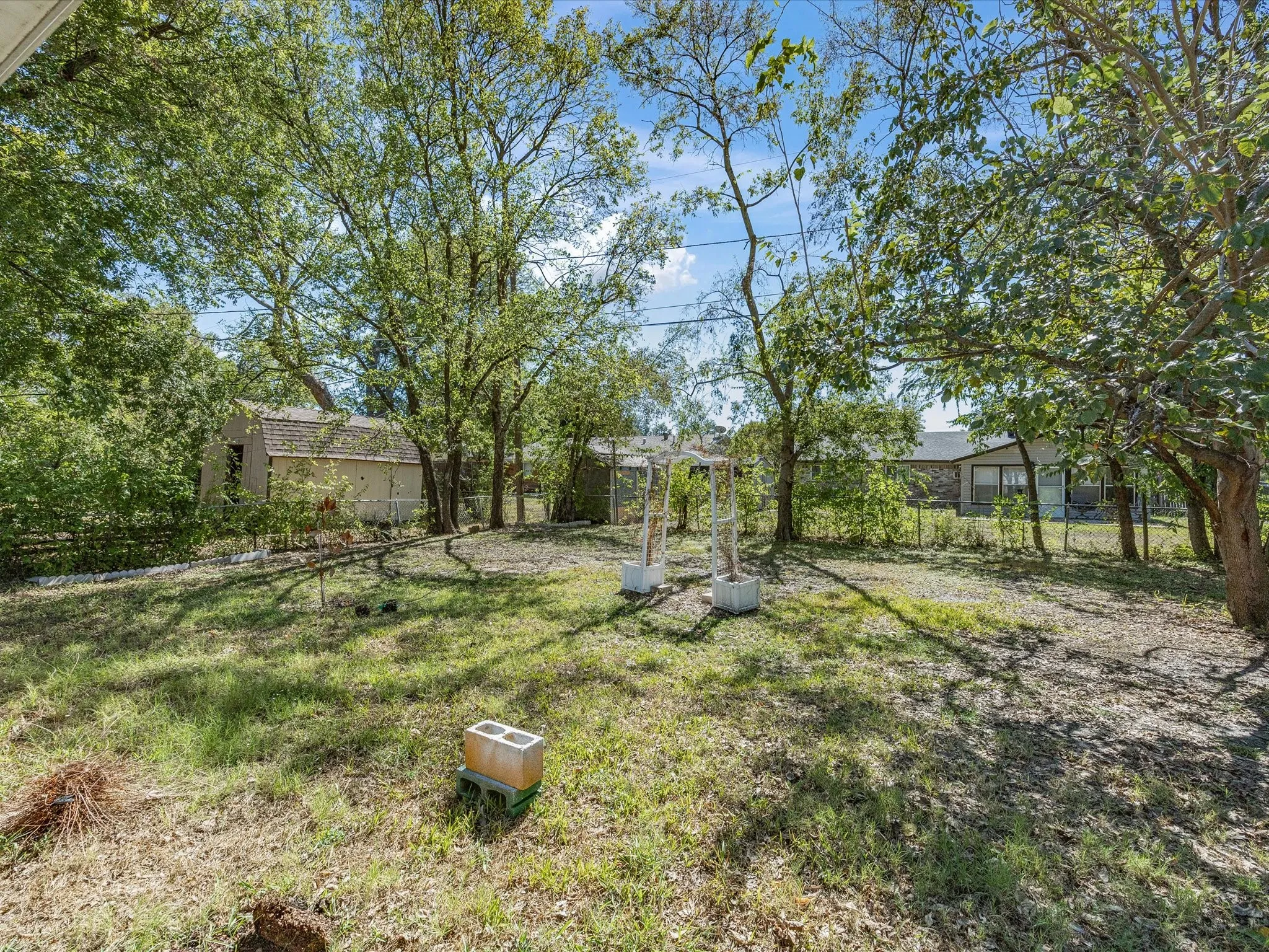 Single Family Residence For Sale in Dallas County , 433 W Dorris Drive, Grand Prairie, Texas 75051, 3 Bedroom, 1 Bathroom, 1 Garage spaces, 1,066 Sqft, built in 1962, mls#21404799, Real Estate Agent in Grand Prairie, Homes For Sale in Dallas county, Homes For Sale in Grand Prairie, Realtor in Grand Prairie Texas, Real Estate Brokerage Independent Realty Texas, Luminita Cordes Realtor