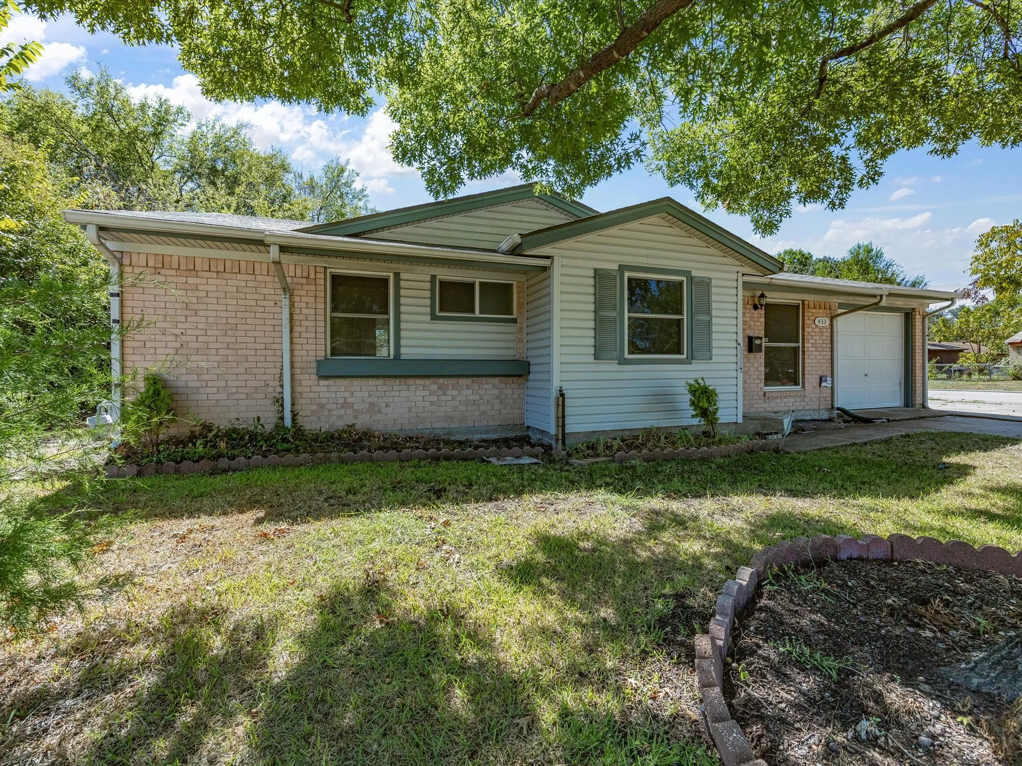 Single Family Residence For Sale in Dallas County , 433 W Dorris Drive, Grand Prairie, Texas 75051, 3 Bedroom, 1 Bathroom, 1 Garage spaces, 1,066 Sqft, built in 1962, mls#21404799, Real Estate Agent in Grand Prairie, Homes For Sale in Dallas county, Homes For Sale in Grand Prairie, Realtor in Grand Prairie Texas, Real Estate Brokerage Independent Realty Texas, Luminita Cordes Realtor