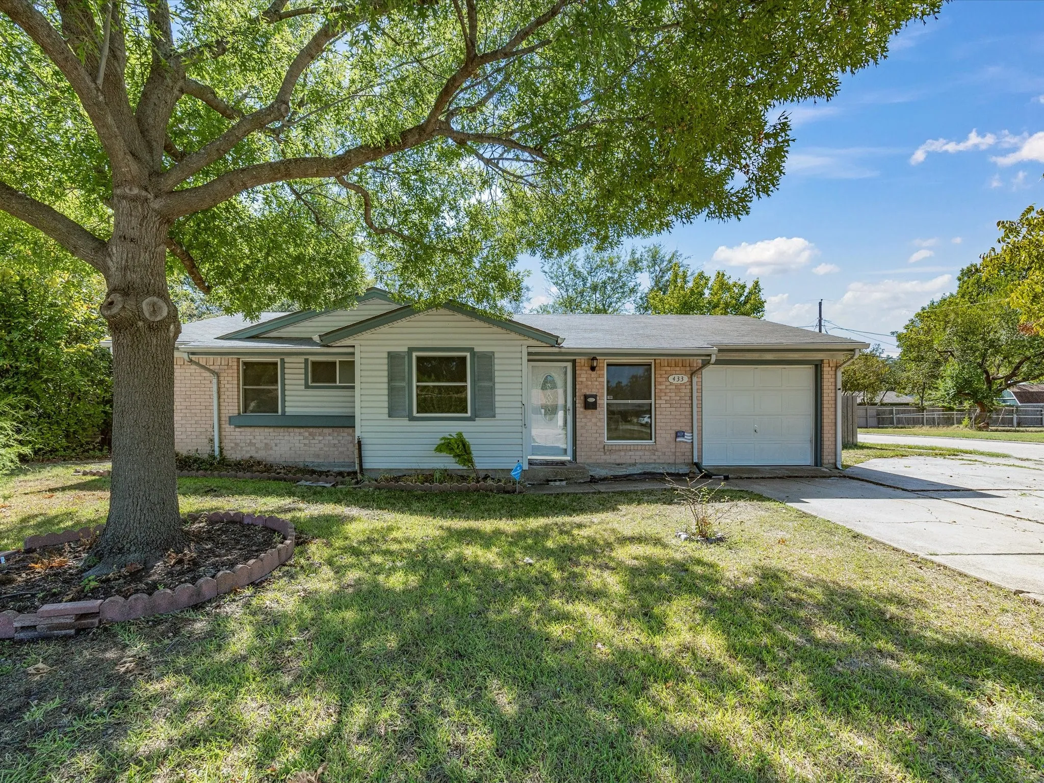 Single Family Residence For Sale in Dallas County , 433 W Dorris Drive, Grand Prairie, Texas 75051, 3 Bedroom, 1 Bathroom, 1 Garage spaces, 1,066 Sqft, built in 1962, mls#21404799, Real Estate Agent in Grand Prairie, Homes For Sale in Dallas county, Homes For Sale in Grand Prairie, Realtor in Grand Prairie Texas, Real Estate Brokerage Independent Realty Texas, Luminita Cordes Realtor