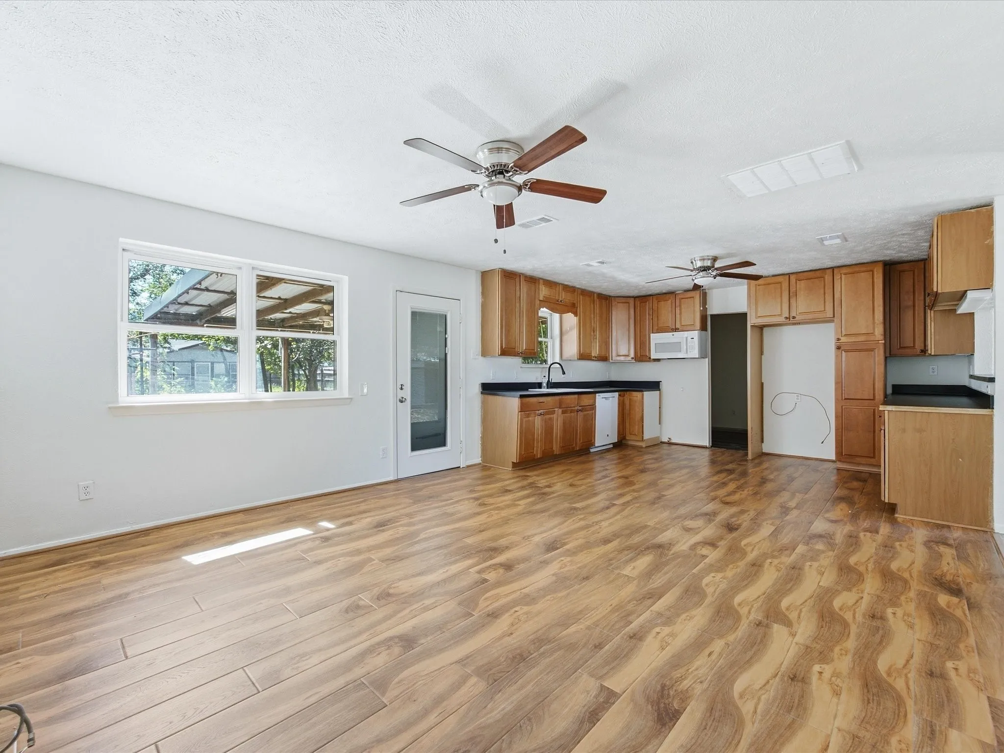 Single Family Residence For Sale in Dallas County , 433 W Dorris Drive, Grand Prairie, Texas 75051, 3 Bedroom, 1 Bathroom, 1 Garage spaces, 1,066 Sqft, built in 1962, mls#21404799, Real Estate Agent in Grand Prairie, Homes For Sale in Dallas county, Homes For Sale in Grand Prairie, Realtor in Grand Prairie Texas, Real Estate Brokerage Independent Realty Texas, Luminita Cordes Realtor
