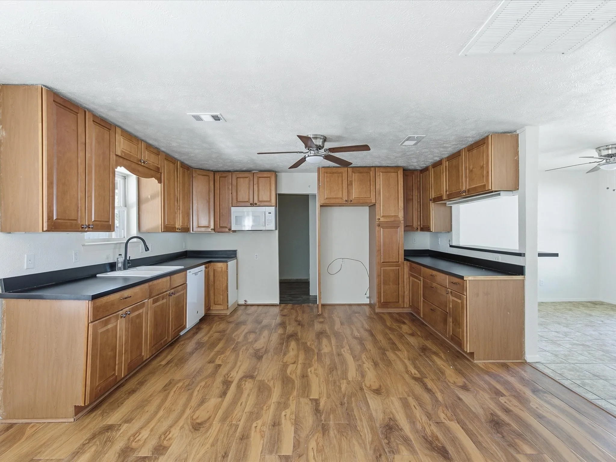 Single Family Residence For Sale in Dallas County , 433 W Dorris Drive, Grand Prairie, Texas 75051, 3 Bedroom, 1 Bathroom, 1 Garage spaces, 1,066 Sqft, built in 1962, mls#21404799, Real Estate Agent in Grand Prairie, Homes For Sale in Dallas county, Homes For Sale in Grand Prairie, Realtor in Grand Prairie Texas, Real Estate Brokerage Independent Realty Texas, Luminita Cordes Realtor