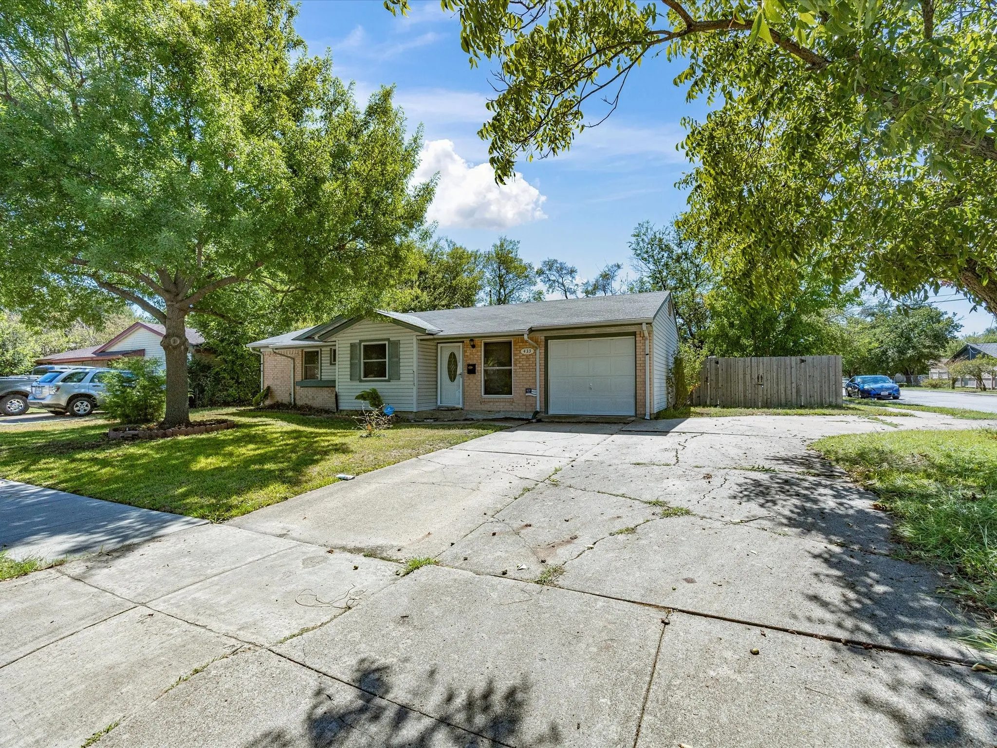 Single Family Residence For Sale in Dallas County , 433 W Dorris Drive, Grand Prairie, Texas 75051, 3 Bedroom, 1 Bathroom, 1 Garage spaces, 1,066 Sqft, built in 1962, mls#21404799, Real Estate Agent in Grand Prairie, Homes For Sale in Dallas county, Homes For Sale in Grand Prairie, Realtor in Grand Prairie Texas, Real Estate Brokerage Independent Realty Texas, Luminita Cordes Realtor