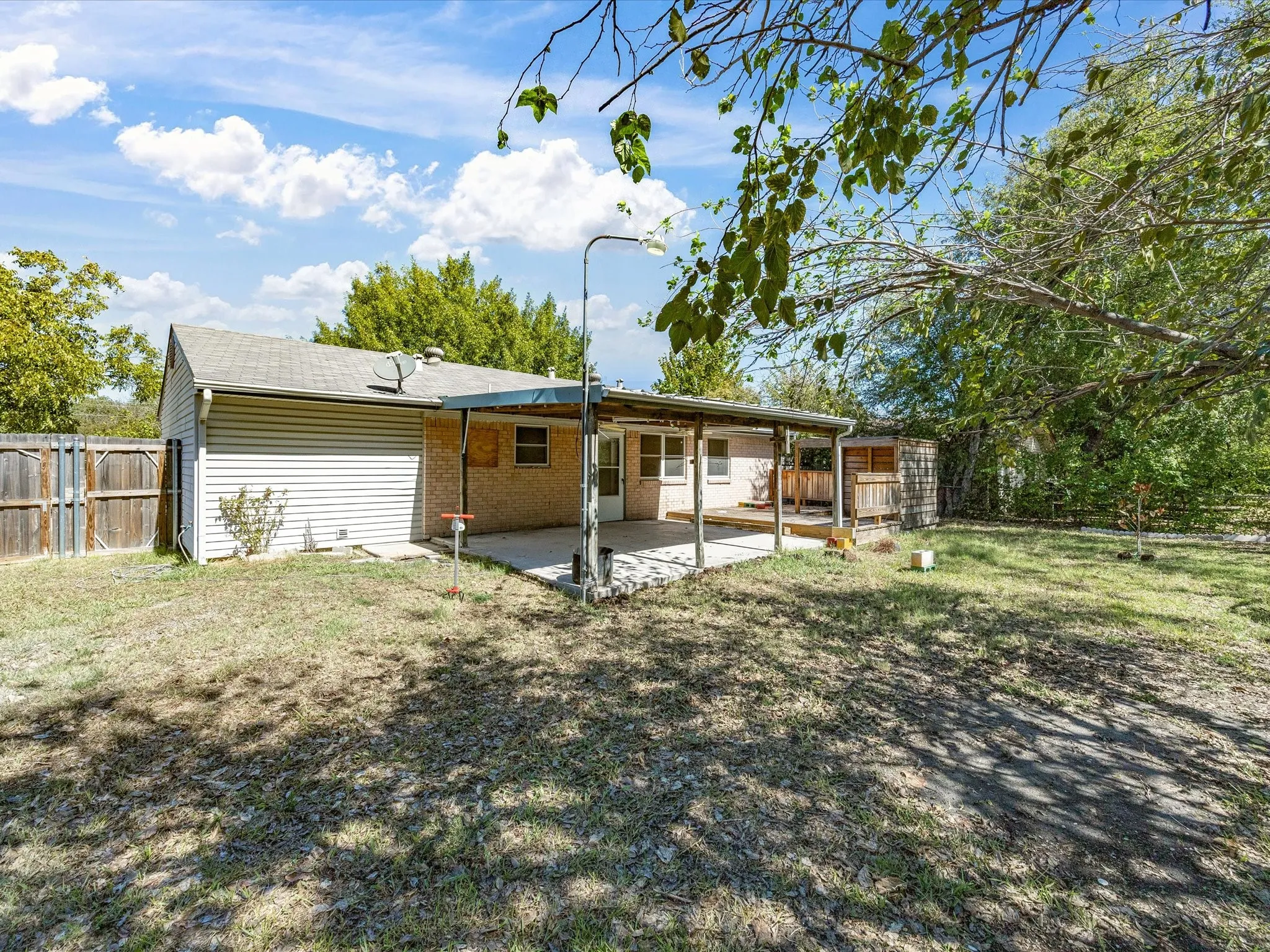 Single Family Residence For Sale in Dallas County , 433 W Dorris Drive, Grand Prairie, Texas 75051, 3 Bedroom, 1 Bathroom, 1 Garage spaces, 1,066 Sqft, built in 1962, mls#21404799, Real Estate Agent in Grand Prairie, Homes For Sale in Dallas county, Homes For Sale in Grand Prairie, Realtor in Grand Prairie Texas, Real Estate Brokerage Independent Realty Texas, Luminita Cordes Realtor