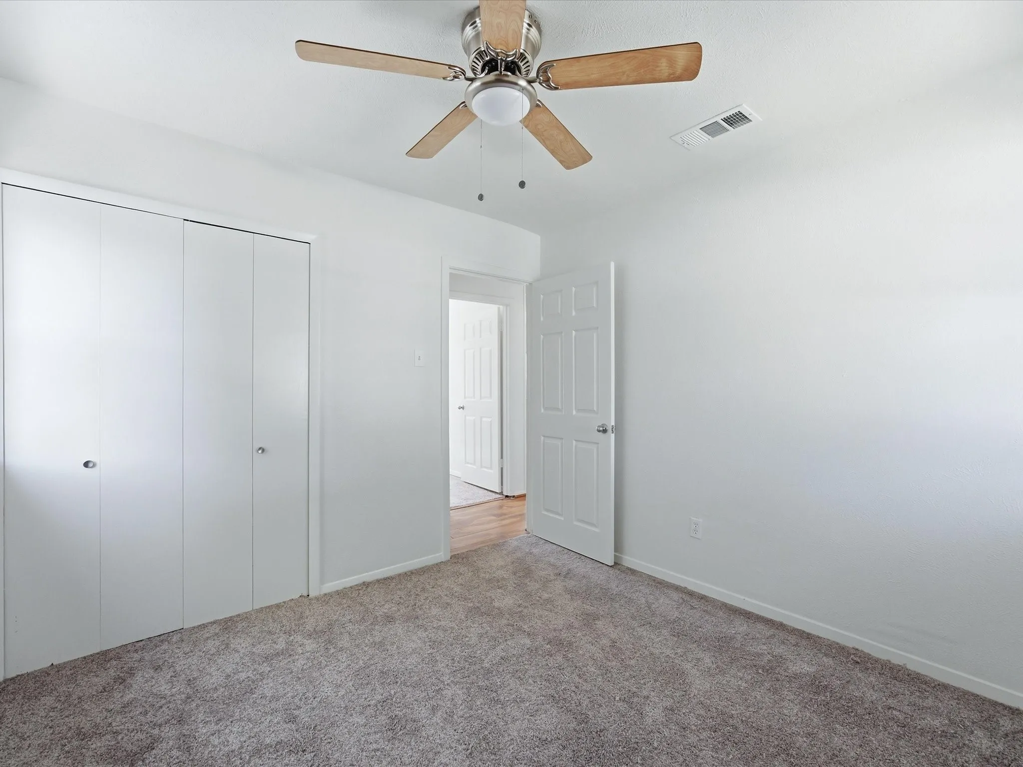Single Family Residence For Sale in Dallas County , 433 W Dorris Drive, Grand Prairie, Texas 75051, 3 Bedroom, 1 Bathroom, 1 Garage spaces, 1,066 Sqft, built in 1962, mls#21404799, Real Estate Agent in Grand Prairie, Homes For Sale in Dallas county, Homes For Sale in Grand Prairie, Realtor in Grand Prairie Texas, Real Estate Brokerage Independent Realty Texas, Luminita Cordes Realtor