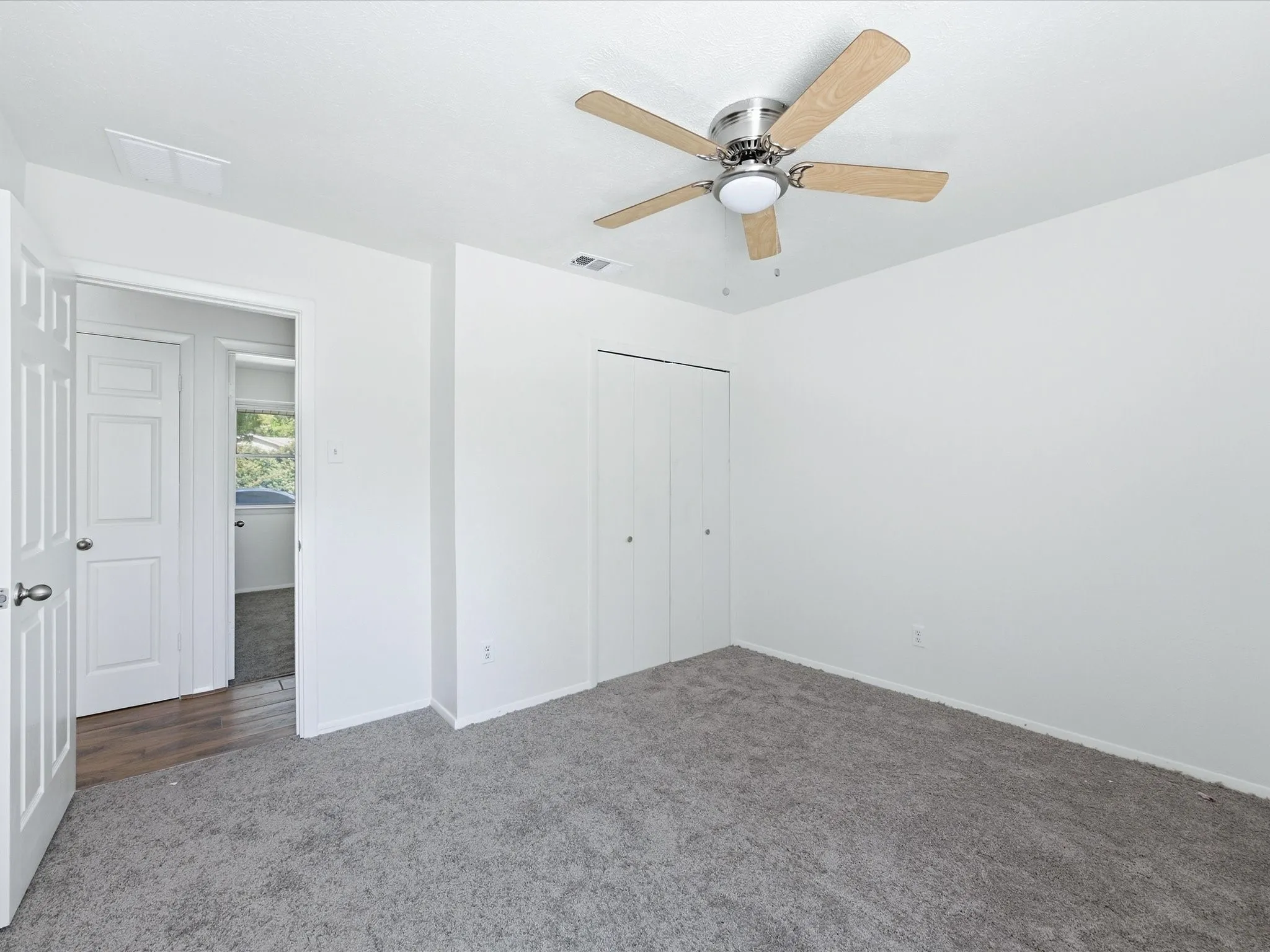 Single Family Residence For Sale in Dallas County , 433 W Dorris Drive, Grand Prairie, Texas 75051, 3 Bedroom, 1 Bathroom, 1 Garage spaces, 1,066 Sqft, built in 1962, mls#21404799, Real Estate Agent in Grand Prairie, Homes For Sale in Dallas county, Homes For Sale in Grand Prairie, Realtor in Grand Prairie Texas, Real Estate Brokerage Independent Realty Texas, Luminita Cordes Realtor