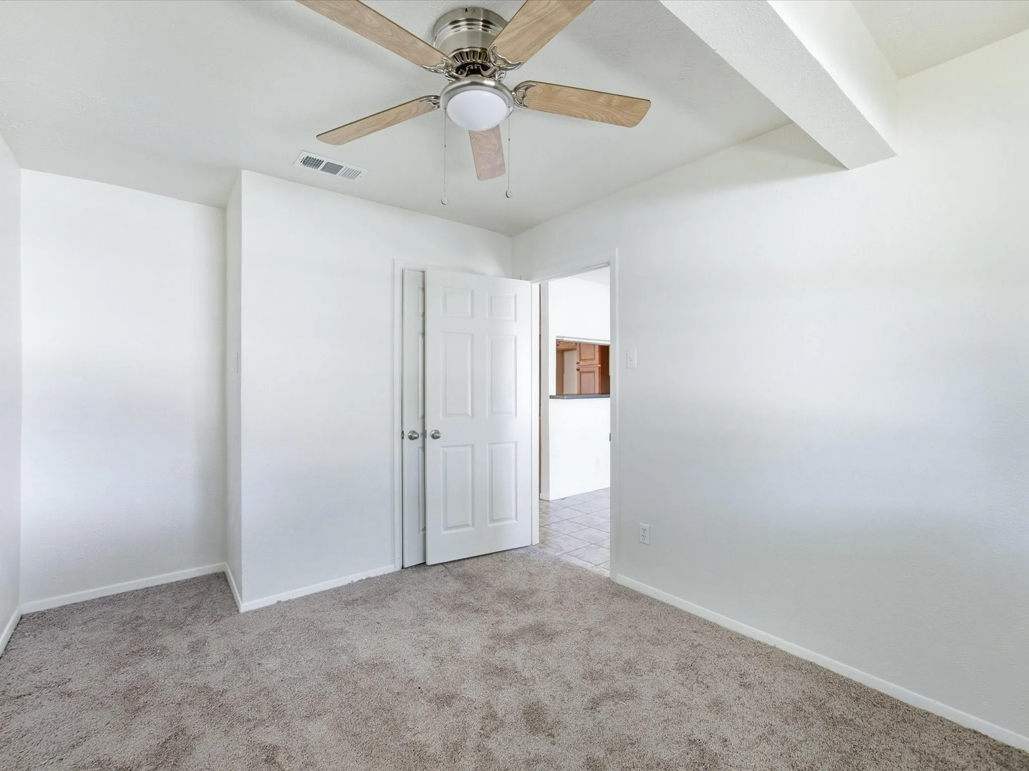 Single Family Residence For Sale in Dallas County , 433 W Dorris Drive, Grand Prairie, Texas 75051, 3 Bedroom, 1 Bathroom, 1 Garage spaces, 1,066 Sqft, built in 1962, mls#21404799, Real Estate Agent in Grand Prairie, Homes For Sale in Dallas county, Homes For Sale in Grand Prairie, Realtor in Grand Prairie Texas, Real Estate Brokerage Independent Realty Texas, Luminita Cordes Realtor