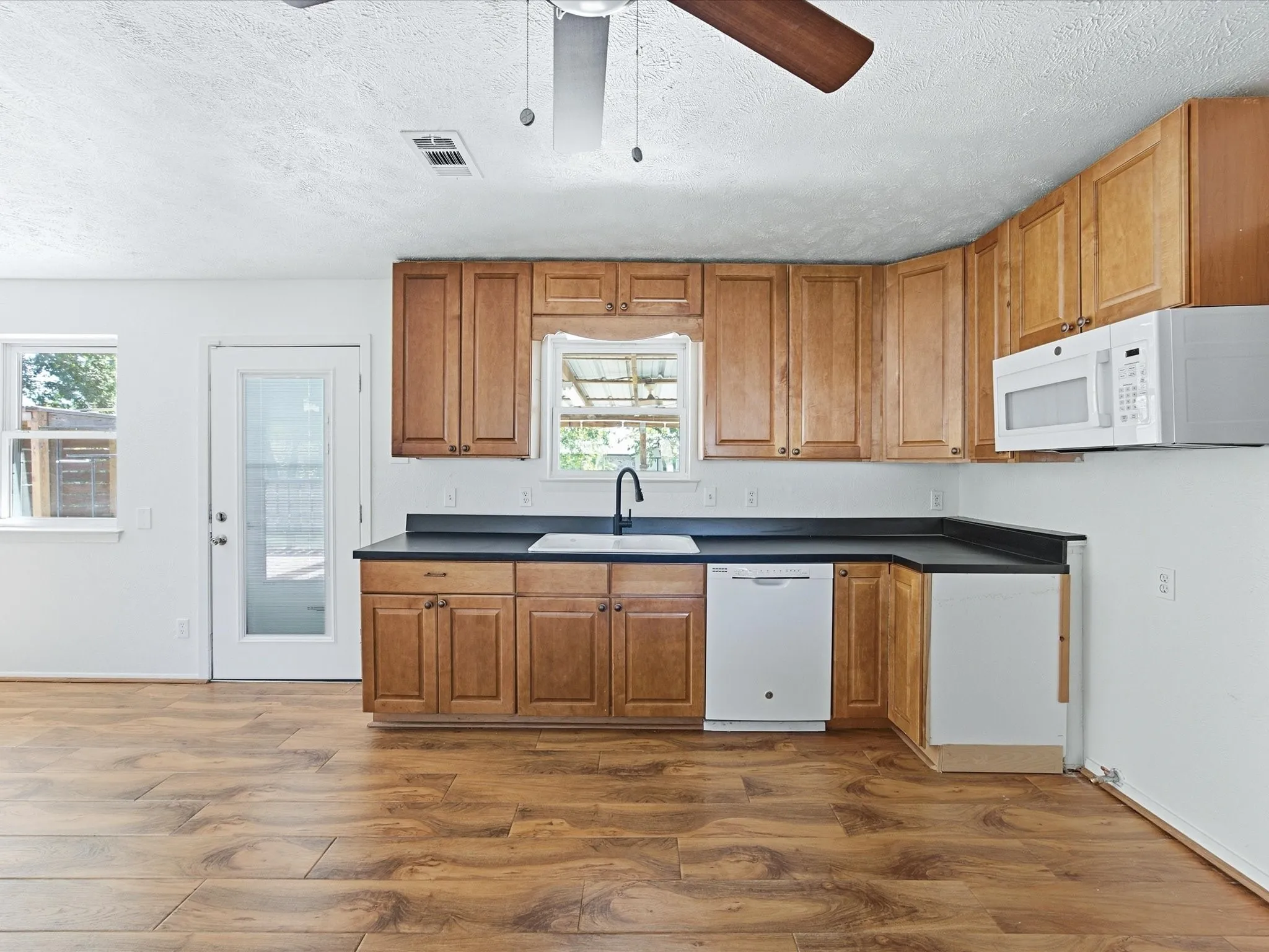 Single Family Residence For Sale in Dallas County , 433 W Dorris Drive, Grand Prairie, Texas 75051, 3 Bedroom, 1 Bathroom, 1 Garage spaces, 1,066 Sqft, built in 1962, mls#21404799, Real Estate Agent in Grand Prairie, Homes For Sale in Dallas county, Homes For Sale in Grand Prairie, Realtor in Grand Prairie Texas, Real Estate Brokerage Independent Realty Texas, Luminita Cordes Realtor
