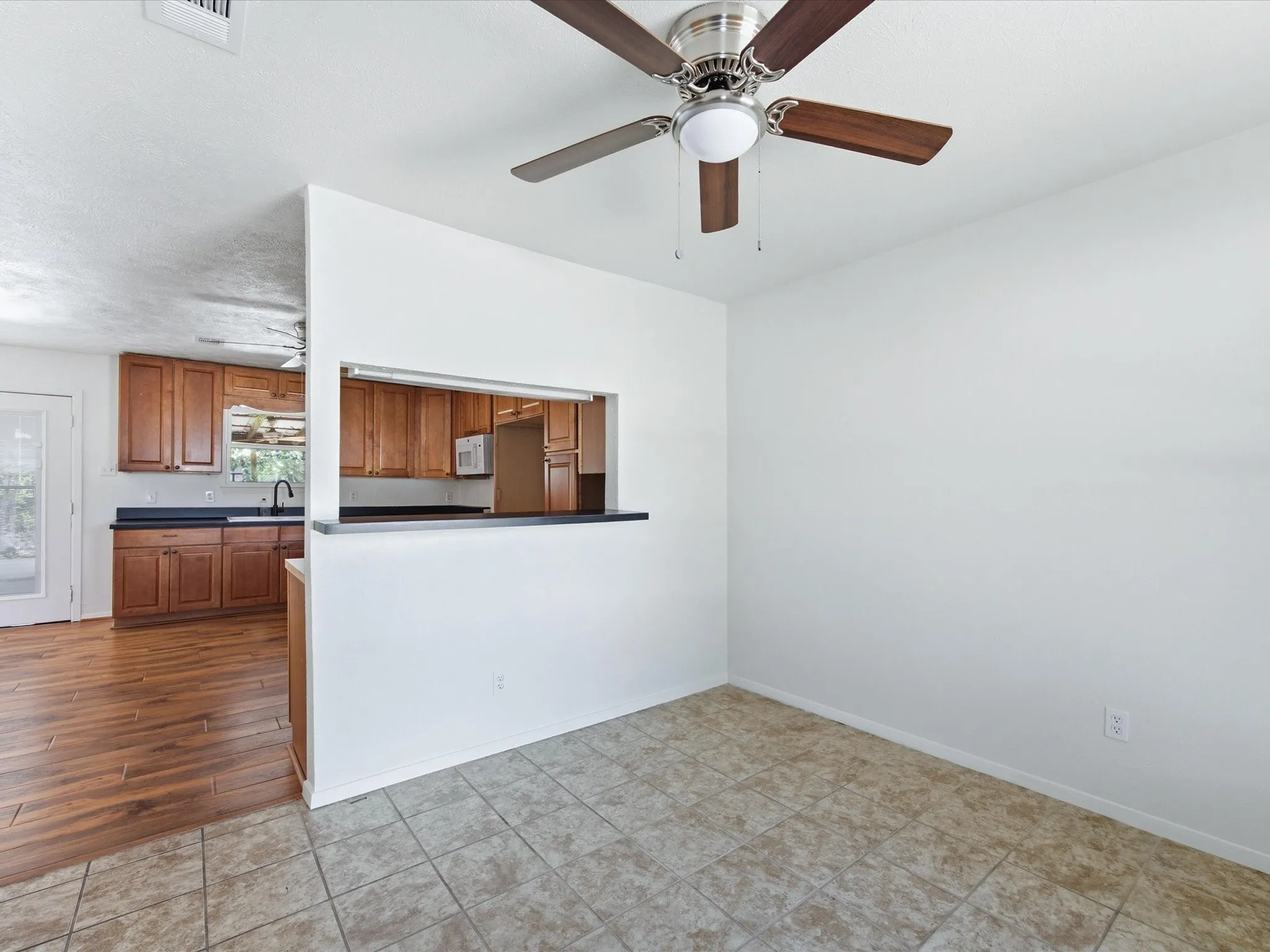 Single Family Residence For Sale in Dallas County , 433 W Dorris Drive, Grand Prairie, Texas 75051, 3 Bedroom, 1 Bathroom, 1 Garage spaces, 1,066 Sqft, built in 1962, mls#21404799, Real Estate Agent in Grand Prairie, Homes For Sale in Dallas county, Homes For Sale in Grand Prairie, Realtor in Grand Prairie Texas, Real Estate Brokerage Independent Realty Texas, Luminita Cordes Realtor