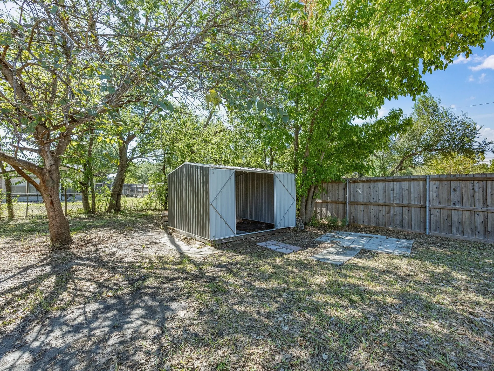 Single Family Residence For Sale in Dallas County , 433 W Dorris Drive, Grand Prairie, Texas 75051, 3 Bedroom, 1 Bathroom, 1 Garage spaces, 1,066 Sqft, built in 1962, mls#21404799, Real Estate Agent in Grand Prairie, Homes For Sale in Dallas county, Homes For Sale in Grand Prairie, Realtor in Grand Prairie Texas, Real Estate Brokerage Independent Realty Texas, Luminita Cordes Realtor