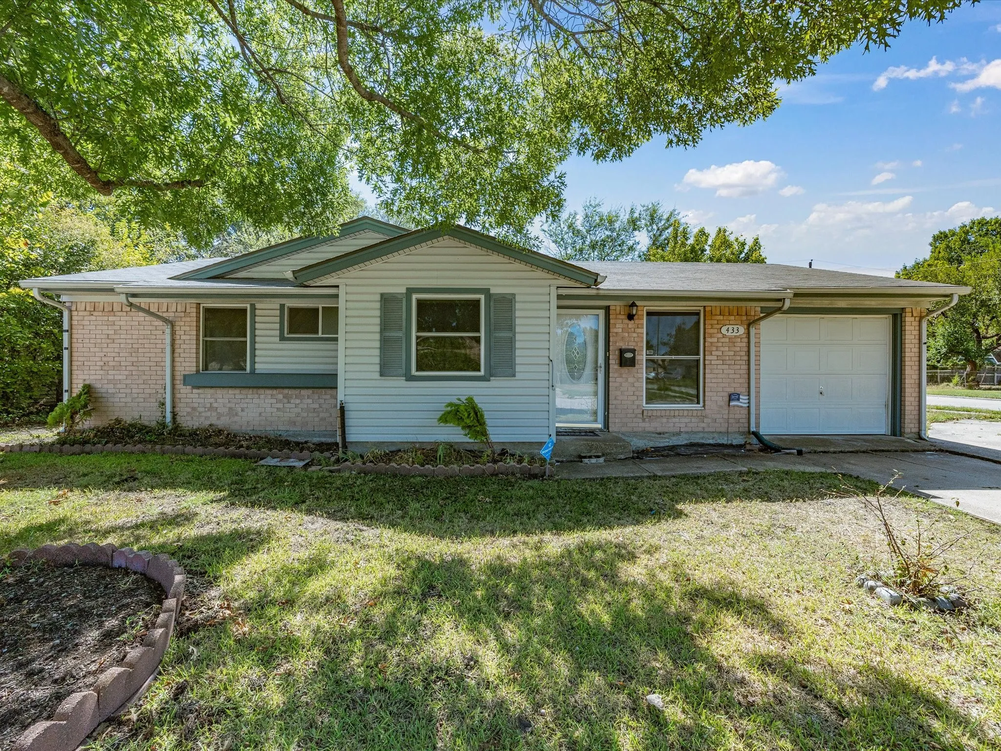Single Family Residence For Sale in Dallas County , 433 W Dorris Drive, Grand Prairie, Texas 75051, 3 Bedroom, 1 Bathroom, 1 Garage spaces, 1,066 Sqft, built in 1962, mls#21404799, Real Estate Agent in Grand Prairie, Homes For Sale in Dallas county, Homes For Sale in Grand Prairie, Realtor in Grand Prairie Texas, Real Estate Brokerage Independent Realty Texas, Luminita Cordes Realtor