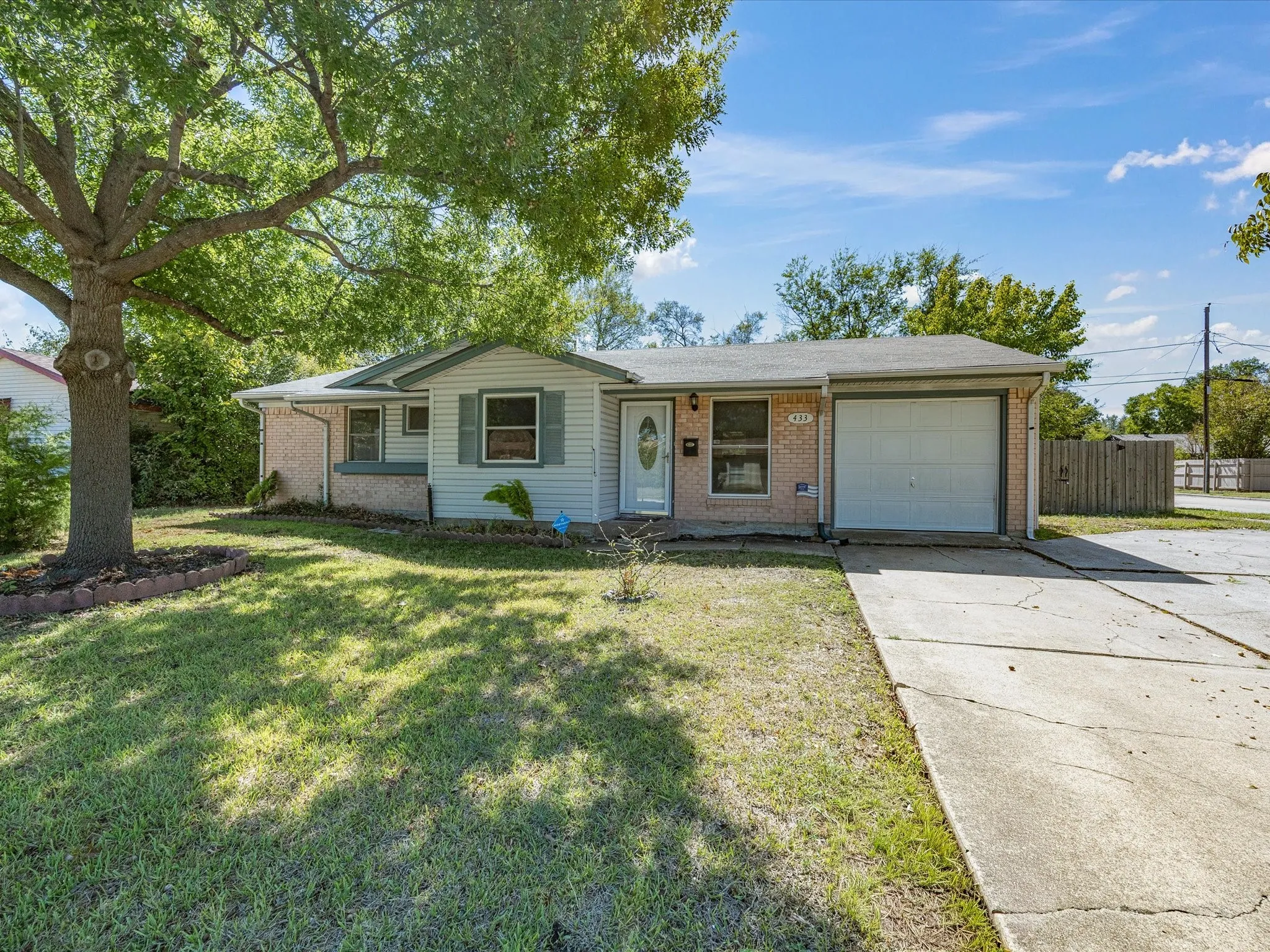 Single Family Residence For Sale in Dallas County , 433 W Dorris Drive, Grand Prairie, Texas 75051, 3 Bedroom, 1 Bathroom, 1 Garage spaces, 1,066 Sqft, built in 1962, mls#21404799, Real Estate Agent in Grand Prairie, Homes For Sale in Dallas county, Homes For Sale in Grand Prairie, Realtor in Grand Prairie Texas, Real Estate Brokerage Independent Realty Texas, Luminita Cordes Realtor