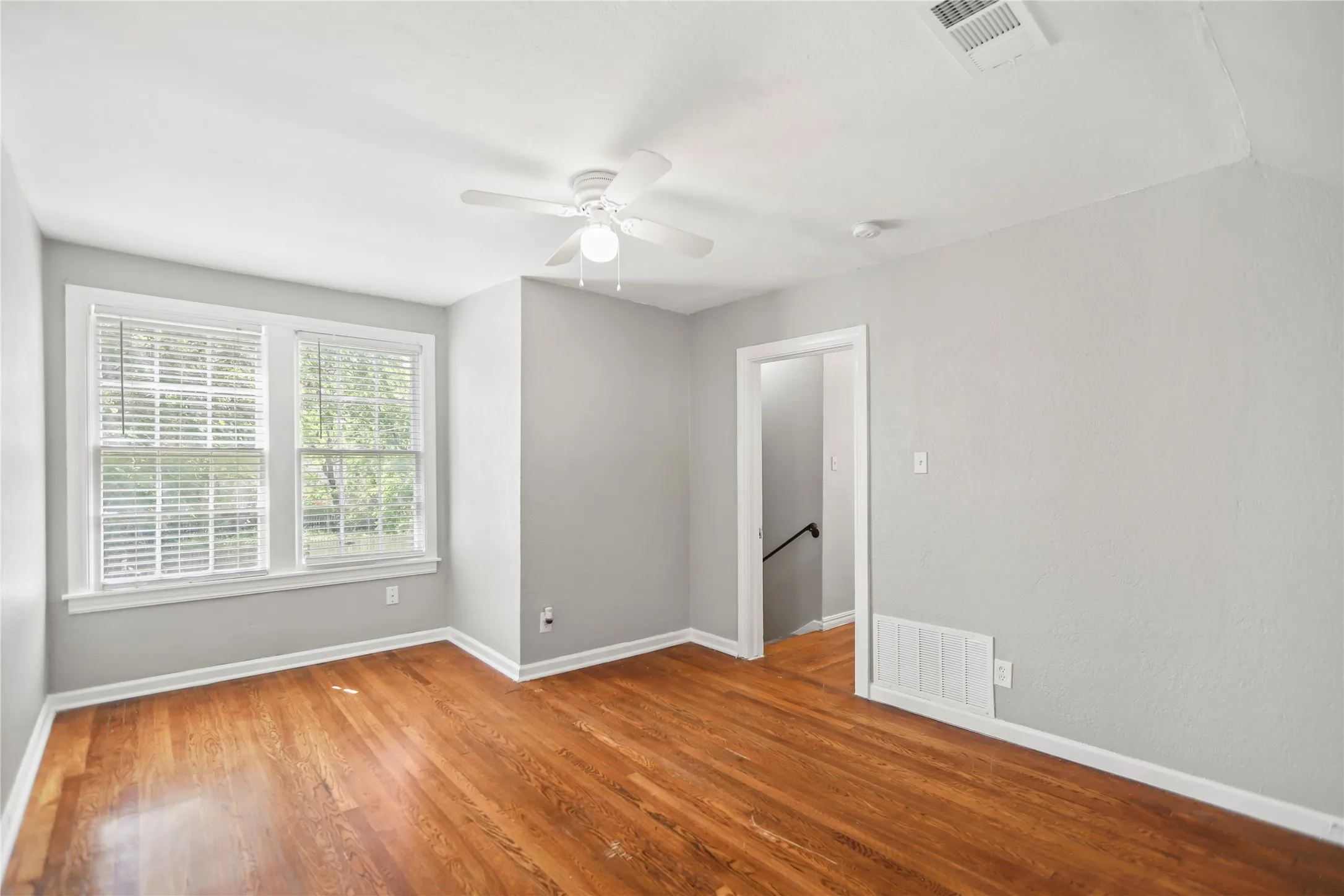 Single Family Residence For Rent in Tarrant County , 4112 Hampshire Boulevard, Fort Worth, Texas 76103, 3 Bedroom, 1 Bathroom, 1 Garage spaces, 1,216 Sqft, built in 1947, mls#21404810, Real Estate Agent in Fort Worth, Homes For Rent in Tarrant county, Homes For Rent in Fort Worth, Realtor in Fort Worth Texas, Real Estate Brokerage Independent Realty Texas, Luminita Cordes Realtor