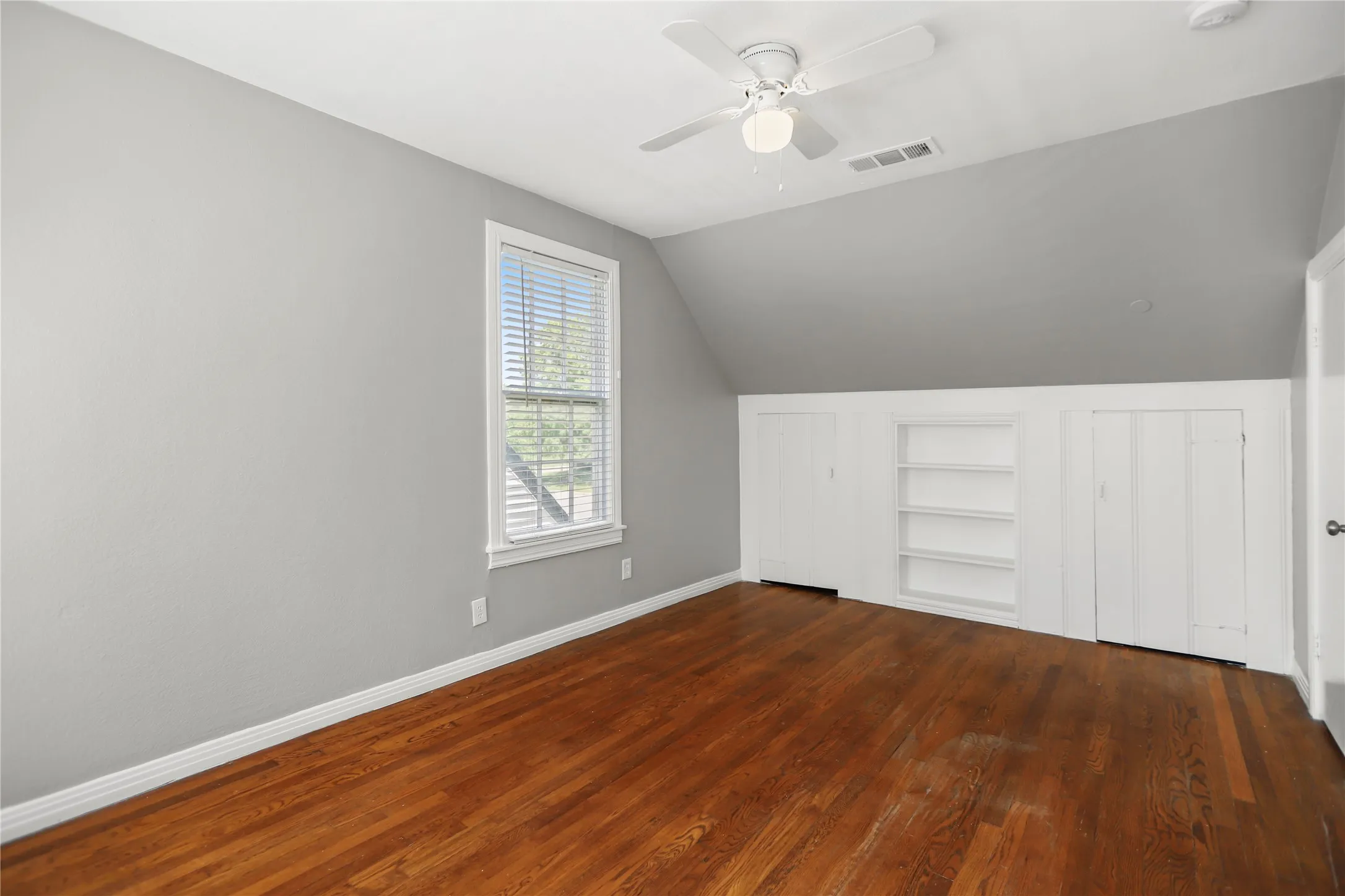 Single Family Residence For Rent in Tarrant County , 4112 Hampshire Boulevard, Fort Worth, Texas 76103, 3 Bedroom, 1 Bathroom, 1 Garage spaces, 1,216 Sqft, built in 1947, mls#21404810, Real Estate Agent in Fort Worth, Homes For Rent in Tarrant county, Homes For Rent in Fort Worth, Realtor in Fort Worth Texas, Real Estate Brokerage Independent Realty Texas, Luminita Cordes Realtor