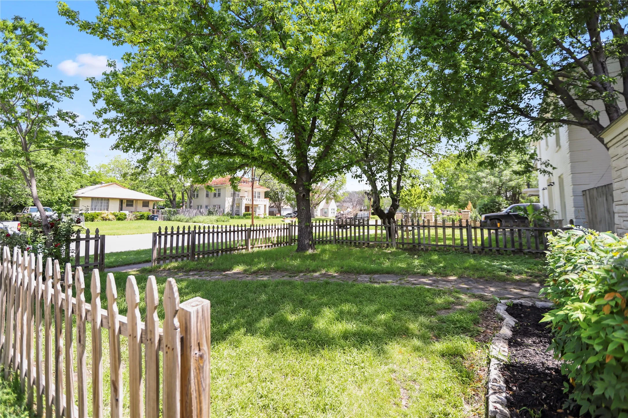 Single Family Residence For Rent in Tarrant County , 4112 Hampshire Boulevard, Fort Worth, Texas 76103, 3 Bedroom, 1 Bathroom, 1 Garage spaces, 1,216 Sqft, built in 1947, mls#21404810, Real Estate Agent in Fort Worth, Homes For Rent in Tarrant county, Homes For Rent in Fort Worth, Realtor in Fort Worth Texas, Real Estate Brokerage Independent Realty Texas, Luminita Cordes Realtor